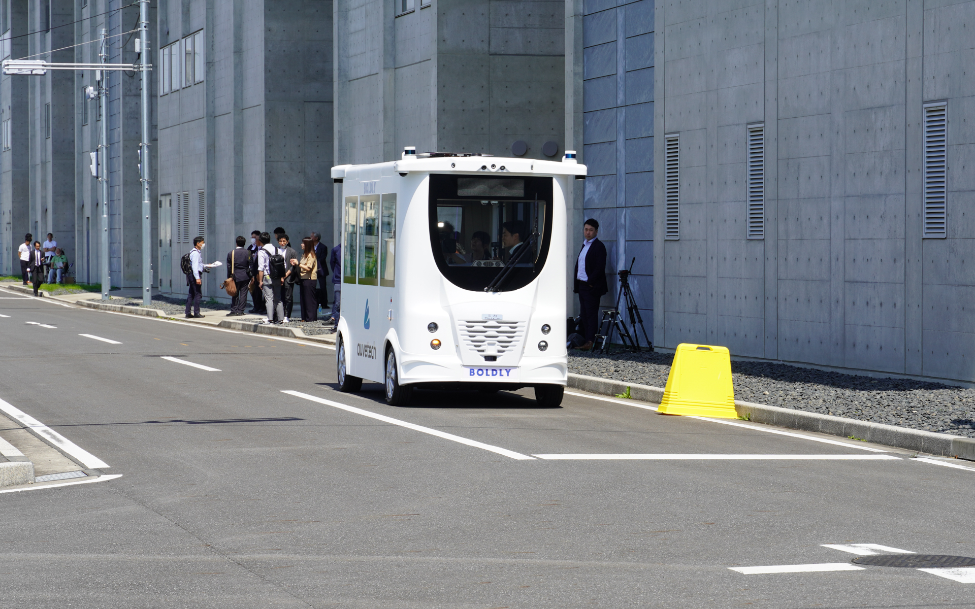 MiCaが走行開始。まずは黄色いコーンを避けて走る