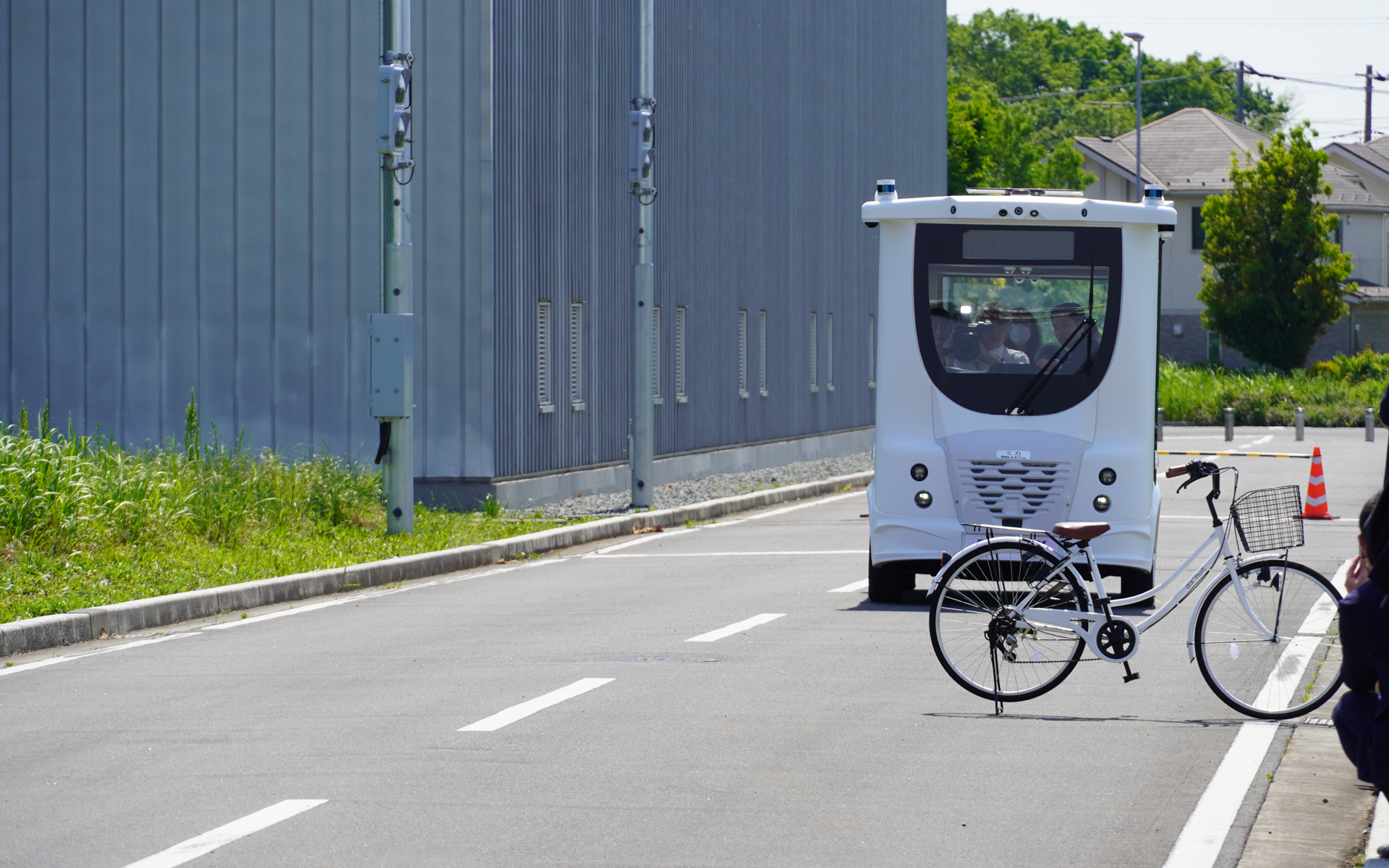 前方には自転車があるが