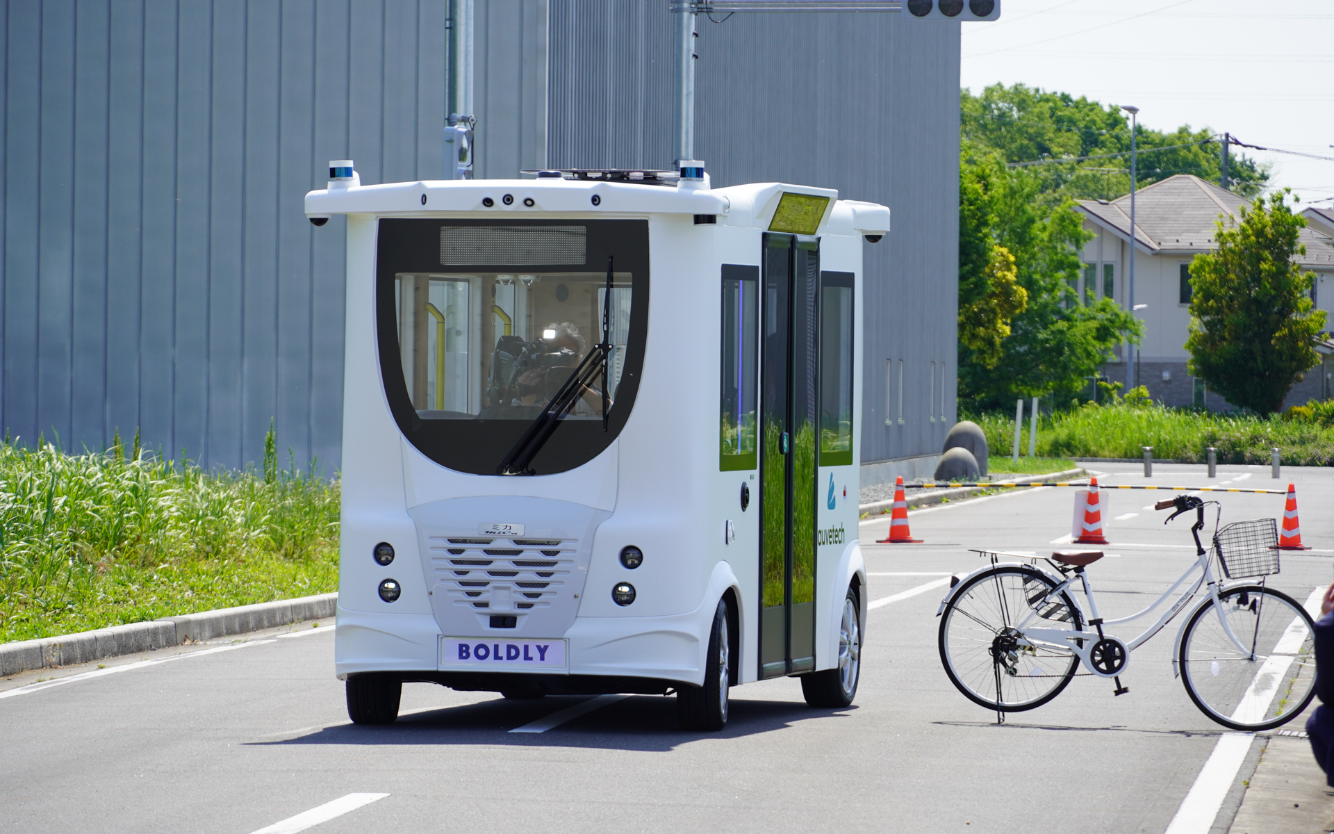 さっと自転車を避けて走行を続ける