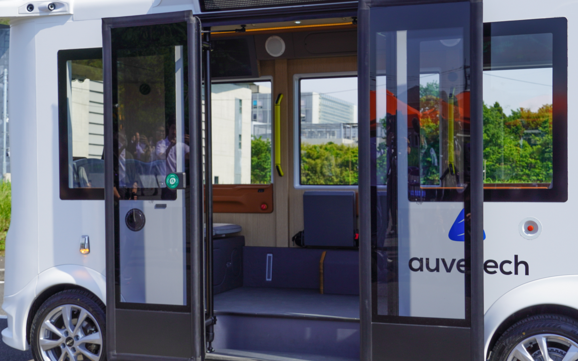 停車してドアが開いて、車内に誰もいない