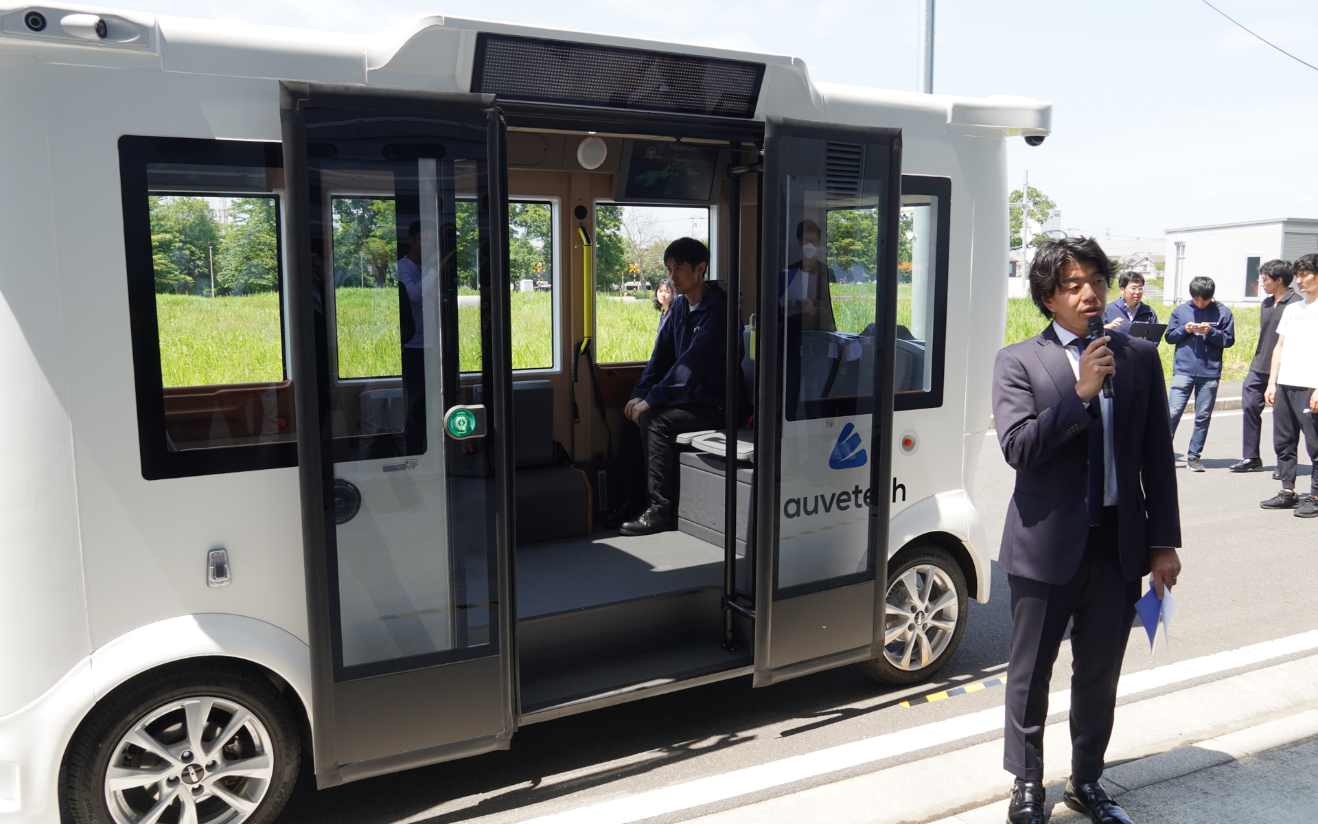 MiCaの説明をする、BOLDLY株式会社 代表取締役社長兼CEO 佐治友基氏