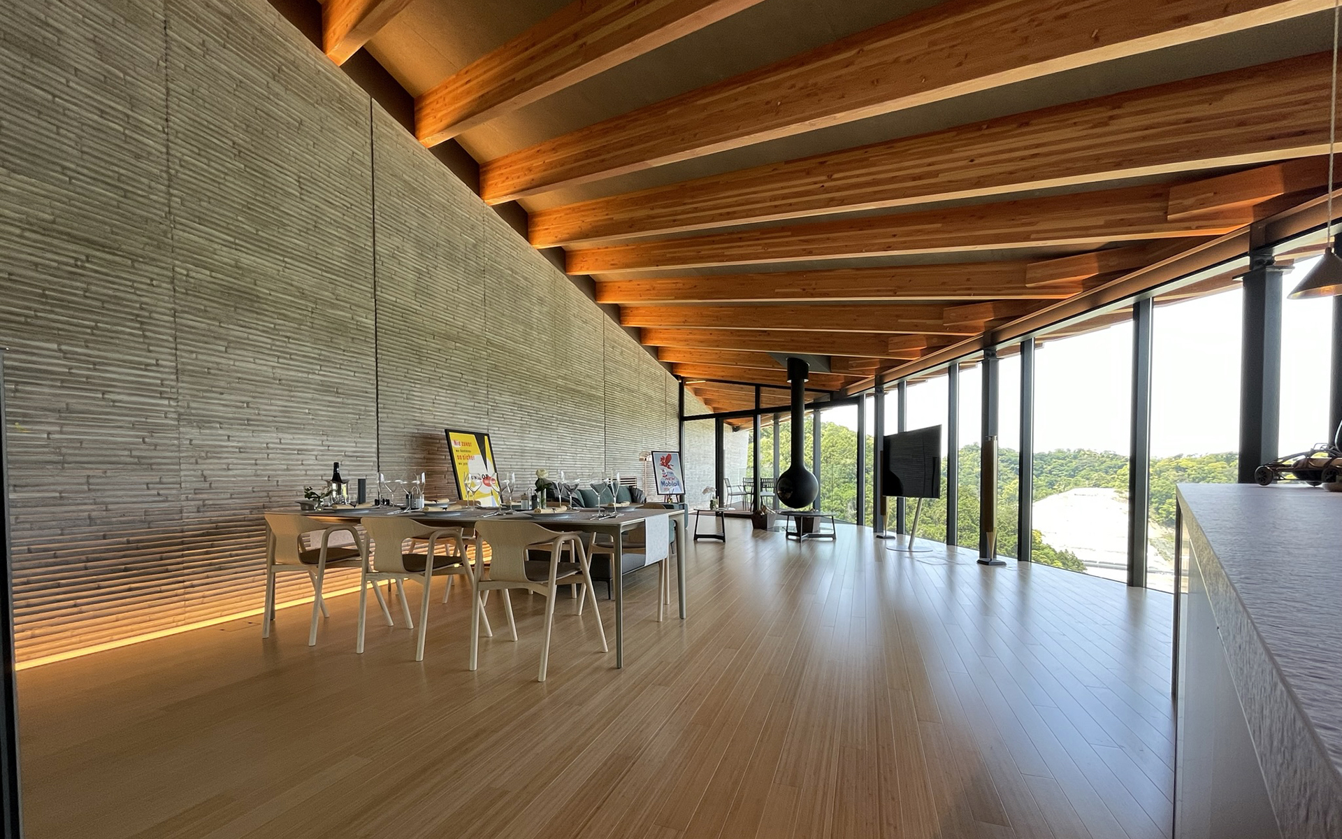 宿泊棟のオーナーズパドック。広々としたリビングとテラスを備えるとともに、2台～4台まで駐車可能な専用ガレージを用意。分譲タイプのA棟とB棟があり、写真はA棟