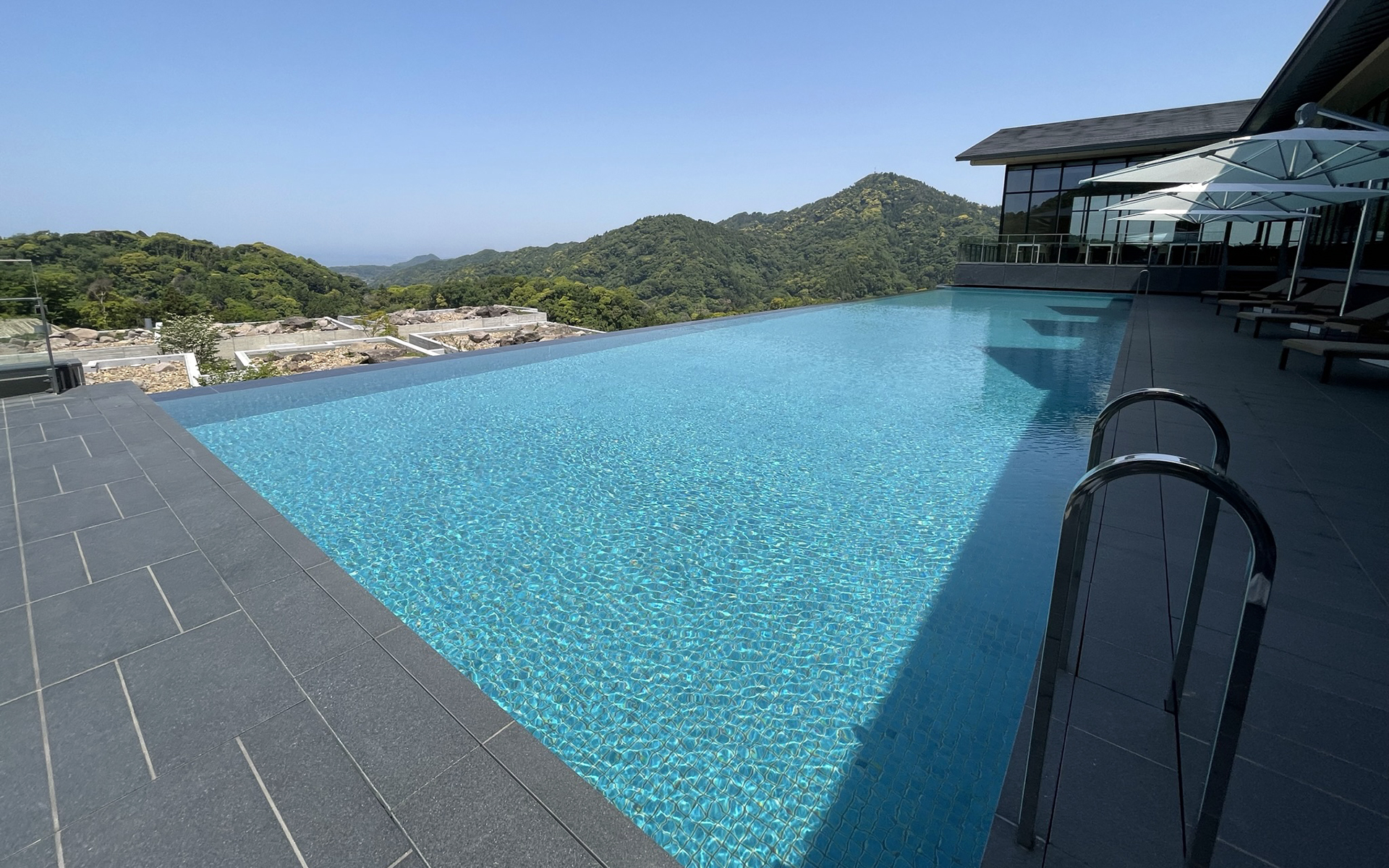 25mの広々としたインフィニティープール