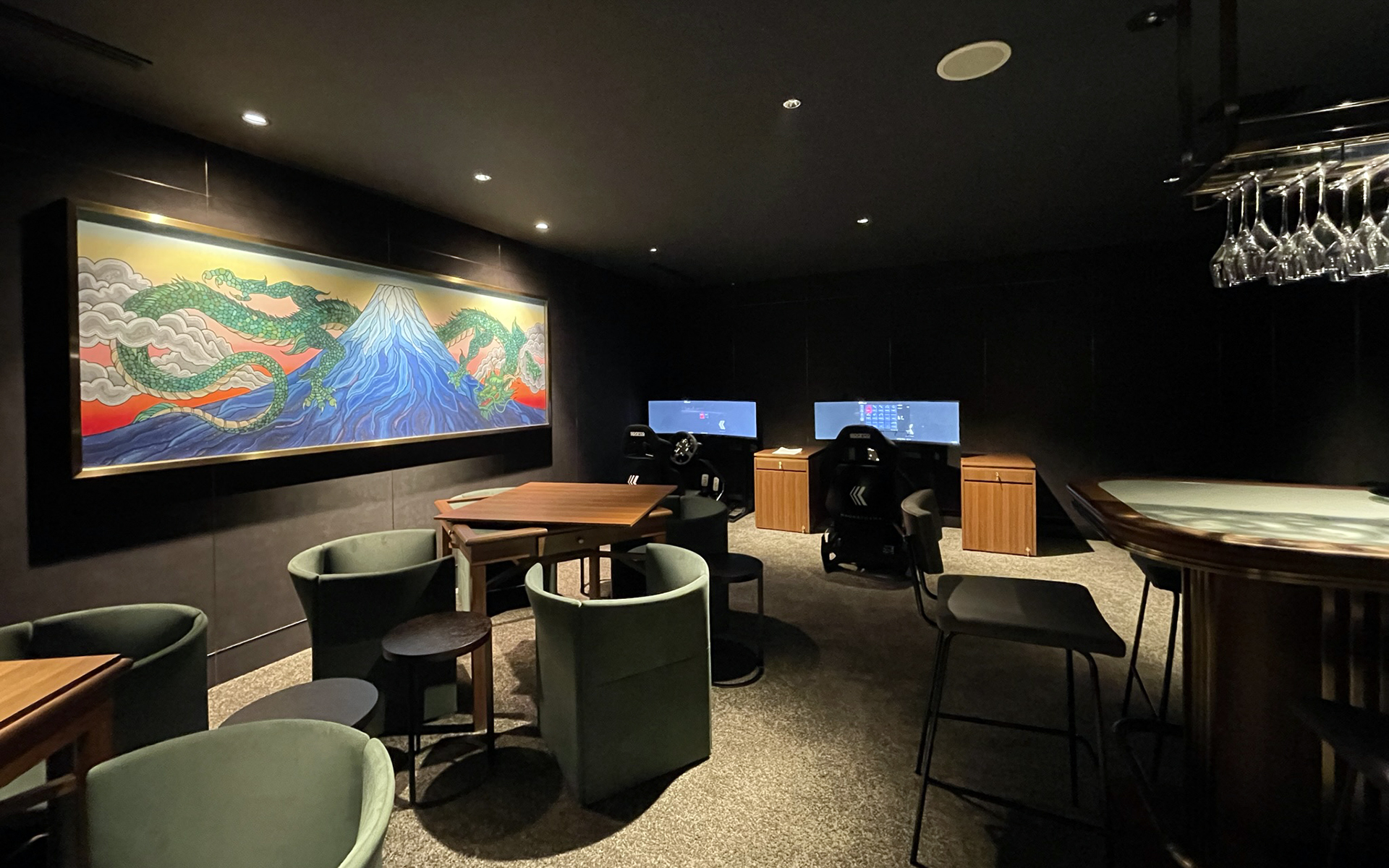 麻雀、ポーカー、カラオケ、シミュレーターなどが楽しめる娯楽ルーム