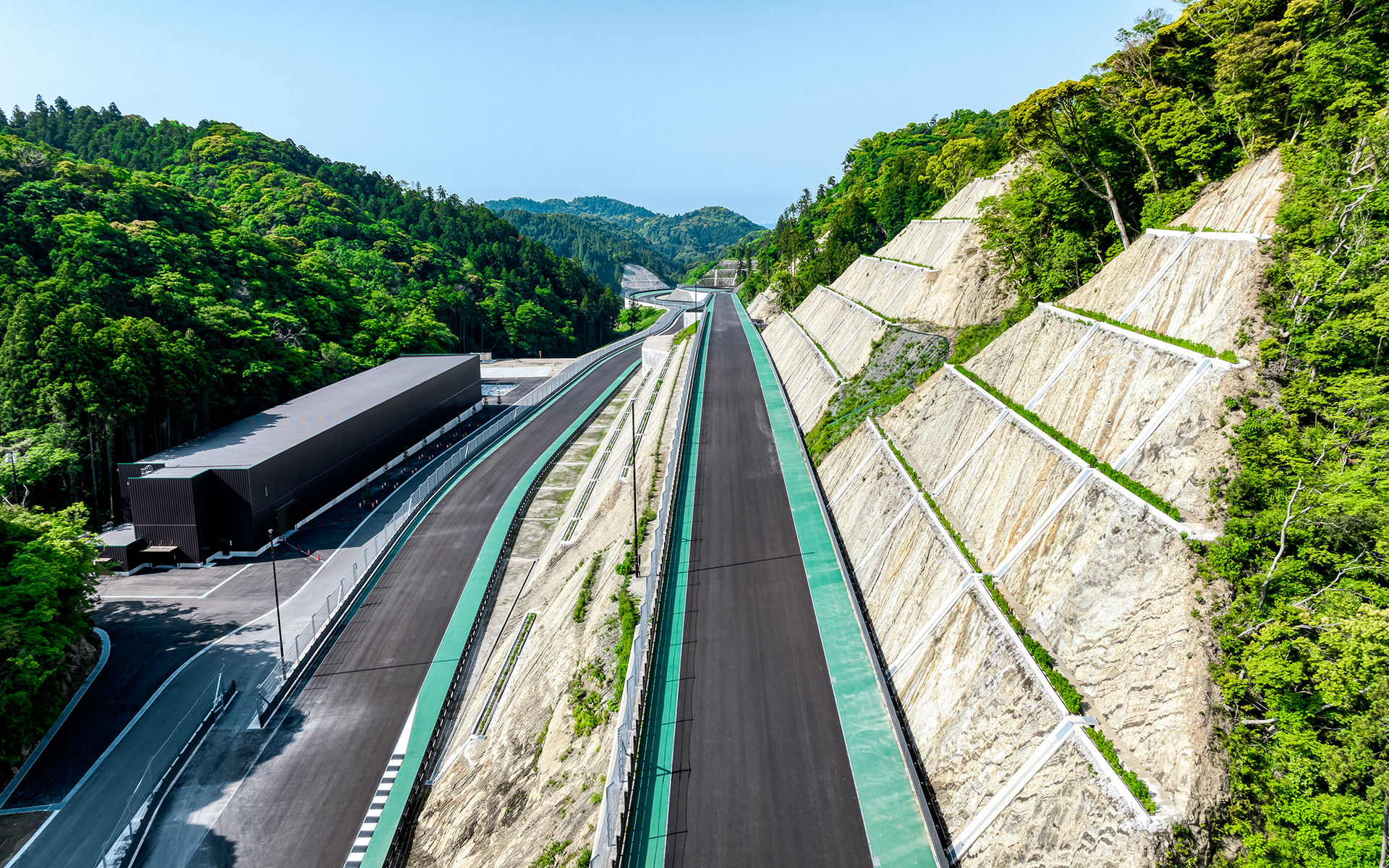 「THE MAGARIGAWA CLUB」のコースは峠道のような上り20％、下り16％勾配があるとともに、800mのストレートを持つのが特徴。また、安全面にも配慮し、本来タイヤバリアがあるところにエネルギー吸収性の高い構造と安定して性能を最大限発揮できる素材を使用するテックプロバリアを採用。さらにガードレール、デブリフェンス（ジェオブルッグ製）をレイアウトすることで飛び出し防止を図っている