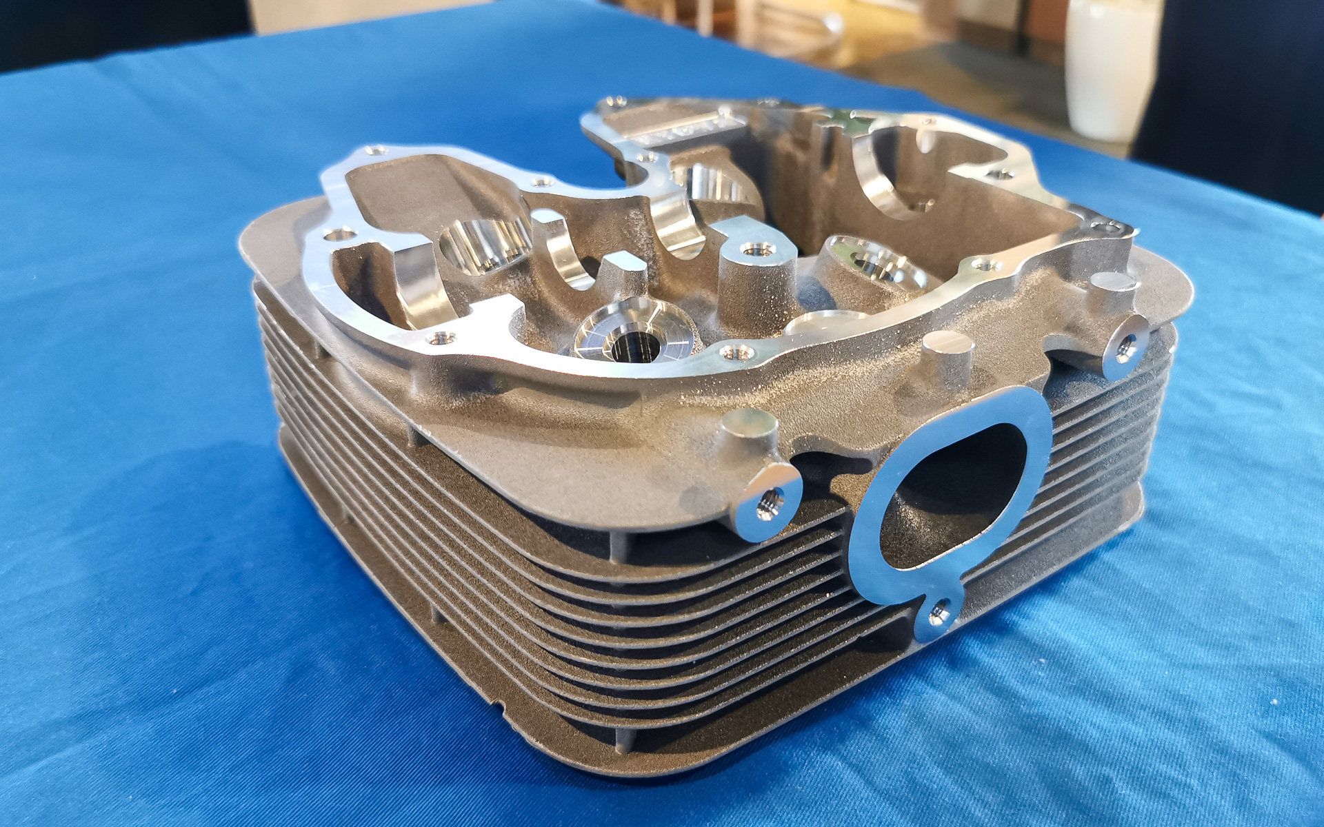 実際に共和産業が金属3Dプリンタで製造したシリンダーヘッド