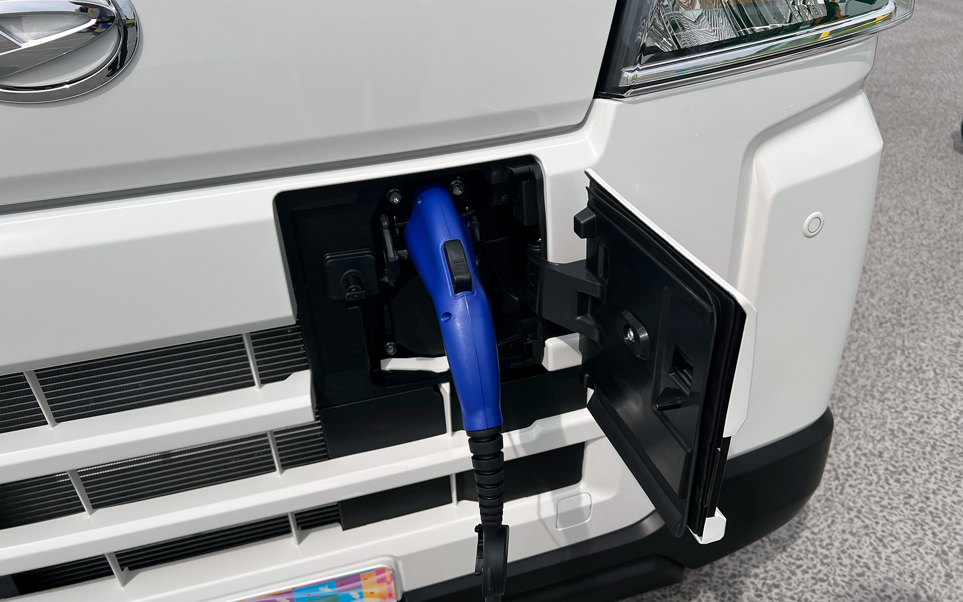 充電ポートはフロントに