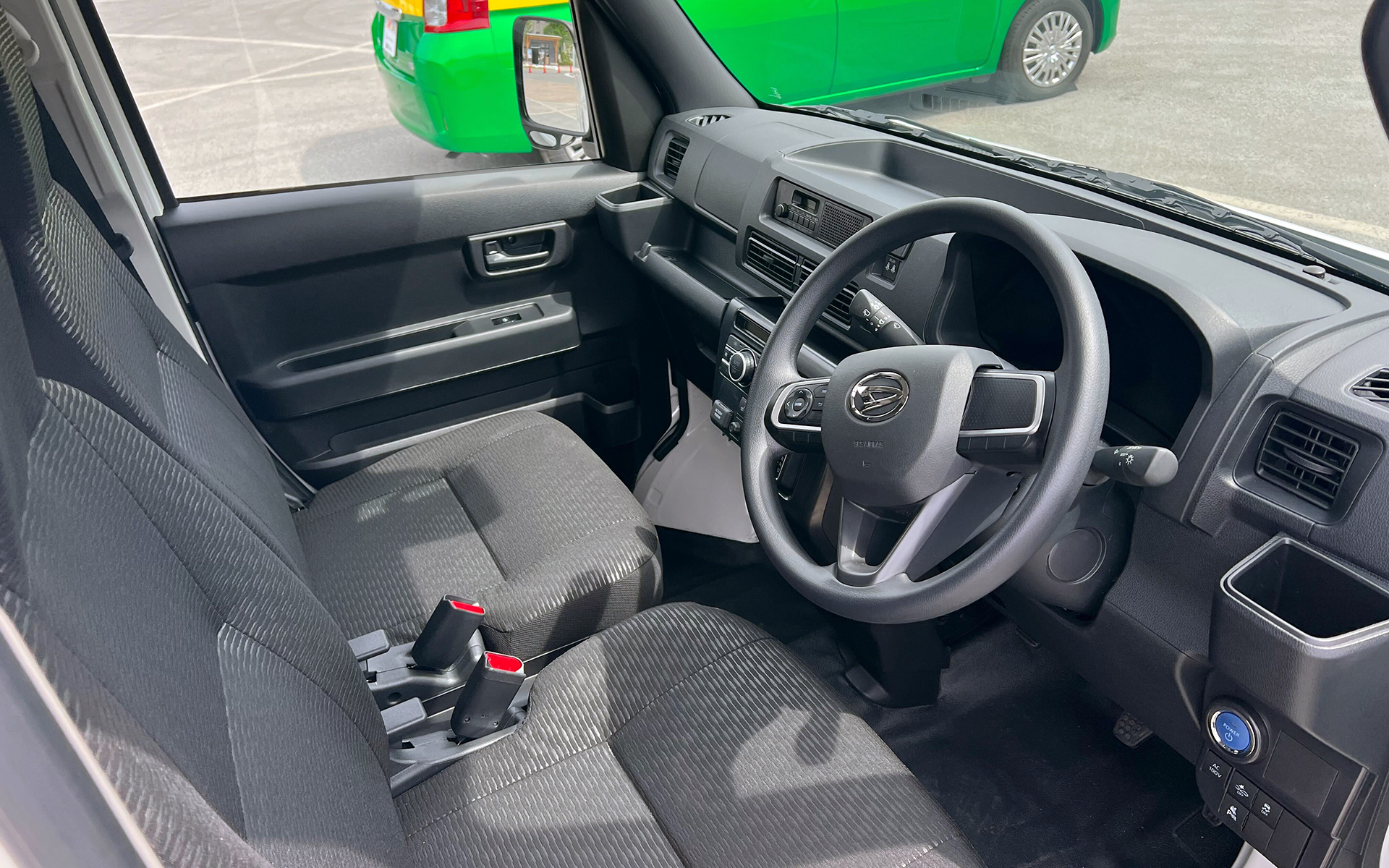 インテリアもガソリンモデルと大きく違いはないが、シフトレバーやエアコンまわりのレイアウトが異なり、シートヒーターも備わるようだ