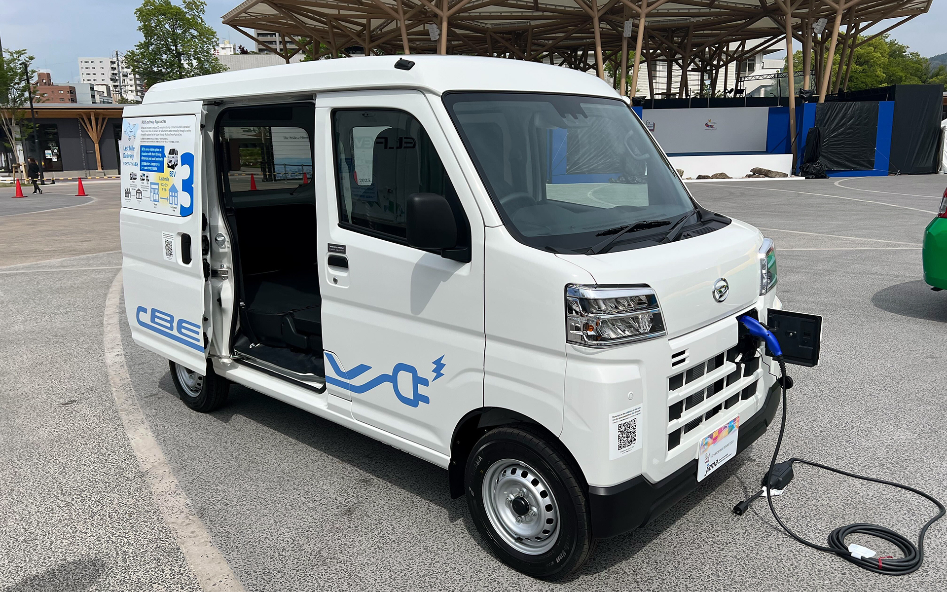 BEV商用軽バンのボディサイズは3395×1475×1890mm（全長×全幅×全高）、ホイールベースは2450mm