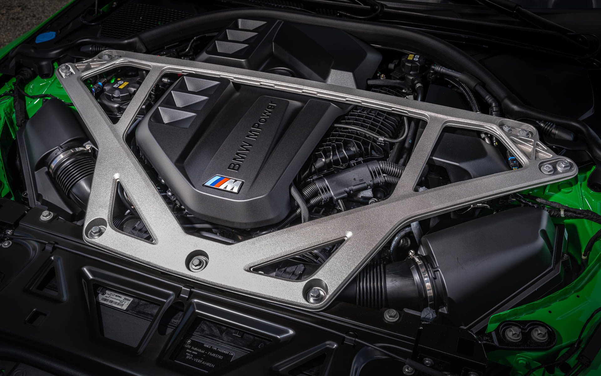 M3 CSのパワートレーンは、M3に搭載される直列6気筒DOHC 3.0リッターツインパワーターボエンジンをベースにブーストアップし、最高出力405kW（551ps）/6250rpm、最大トルク650Nm（66.3kgfm）/2750-5950rpmを発生する