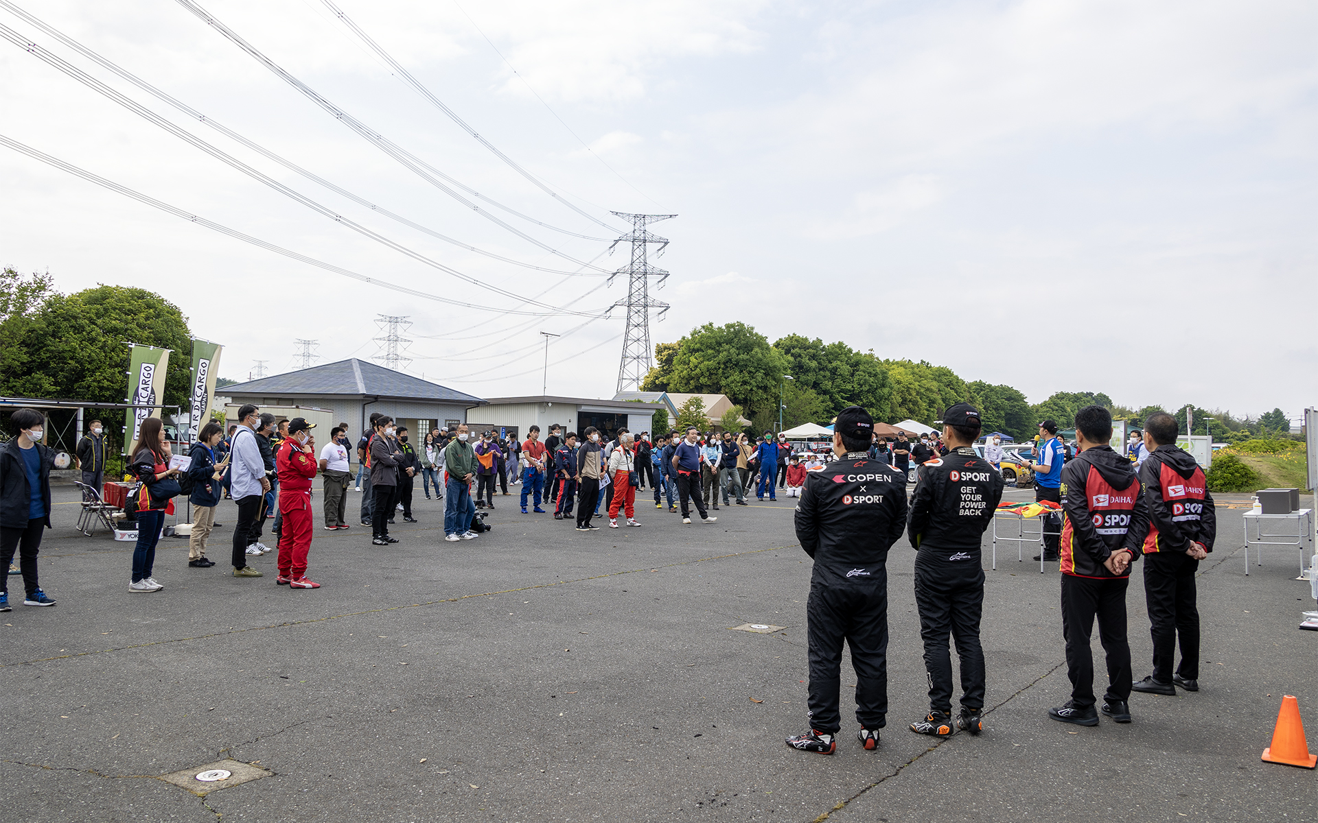 朝はドライバーズミーティングから。スタッフ、参加者は全員参加の大事なもの