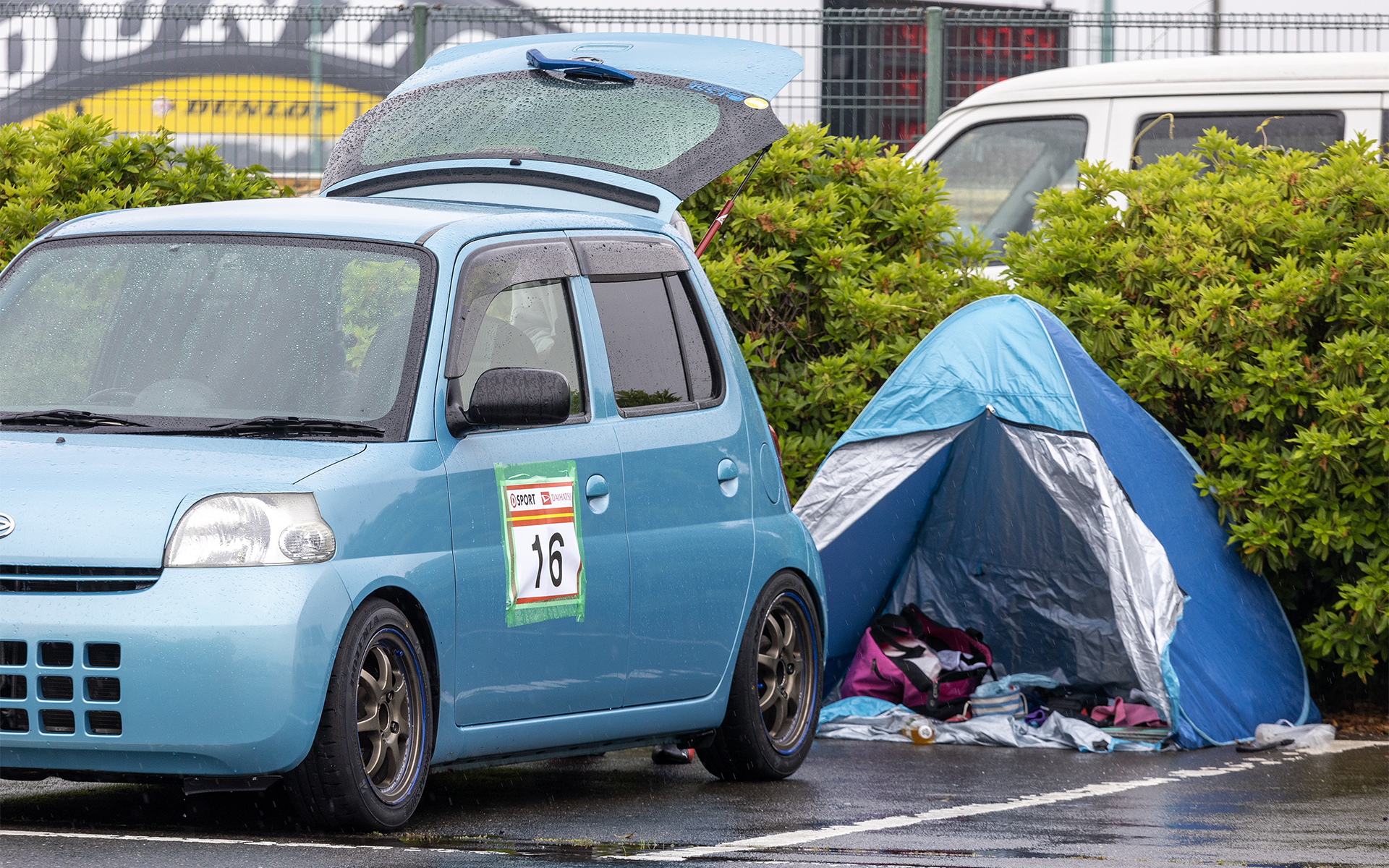 予報どおり、お昼ごろになると雨が落ちてきた。あらかじめ分かっていただけに、このようにポップアップテントを持参する参加者は多かった。皆さん、場慣れしていますね