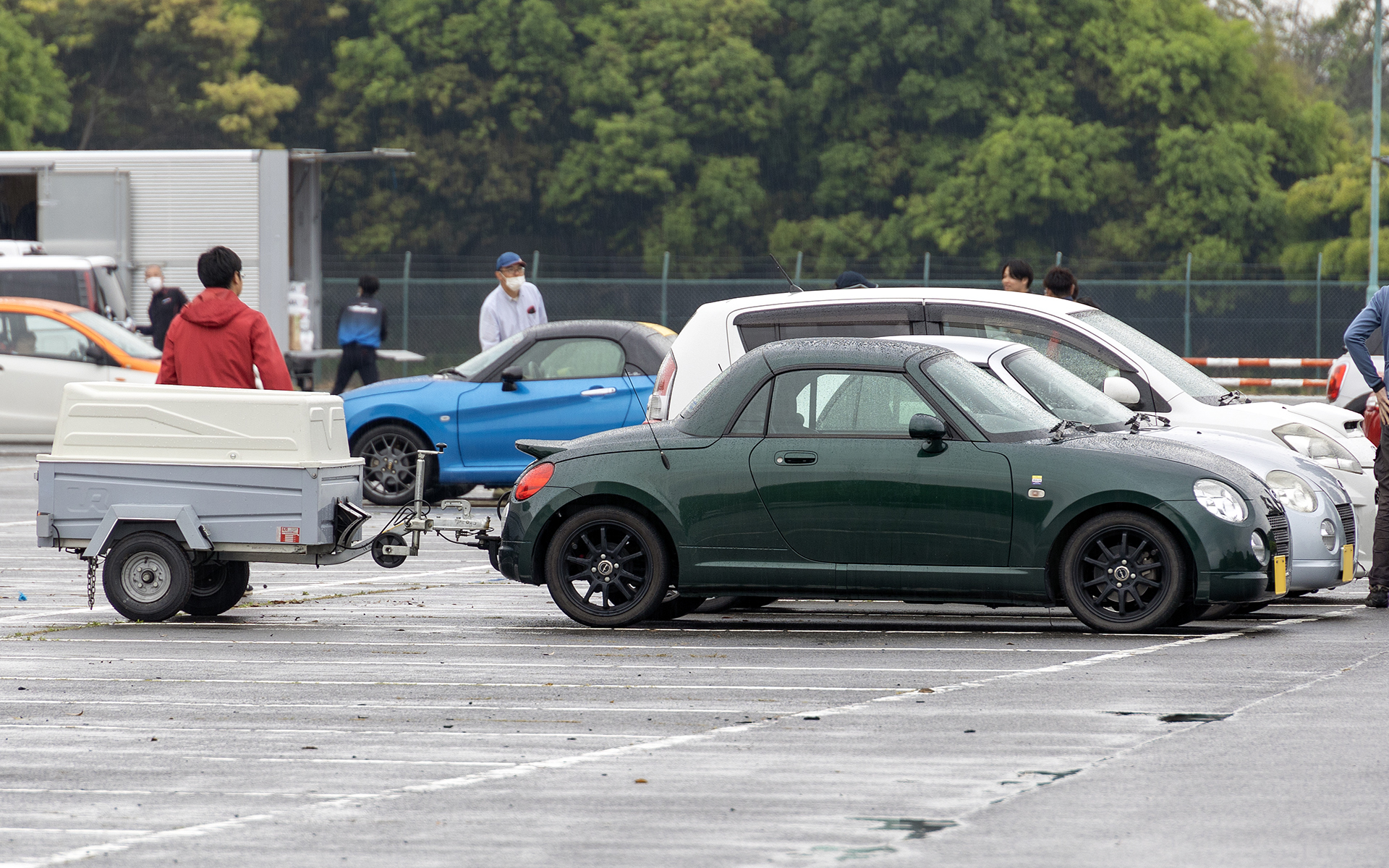 タイヤや工具、イスにテーブルなど余裕で運べる。それになにより洒落ている