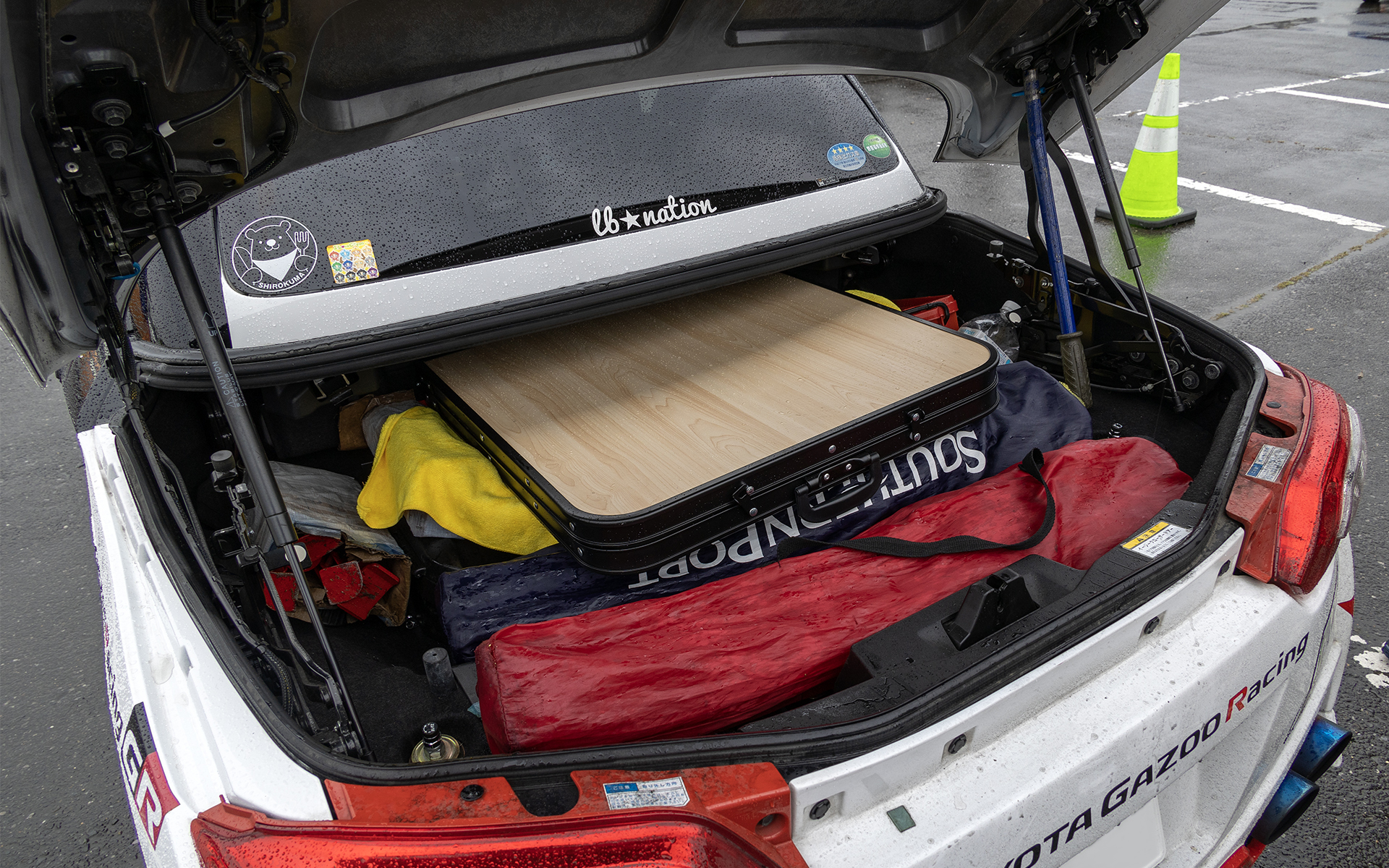 撤収時のマギさんのコペン GR SPORT。コペンのトランクは収納力が高いという話は聞いていたが、実際に見るとすごい。用具を入れた衣装ケース、イス、テーブル、ジャッキなどなどが余裕で収まる