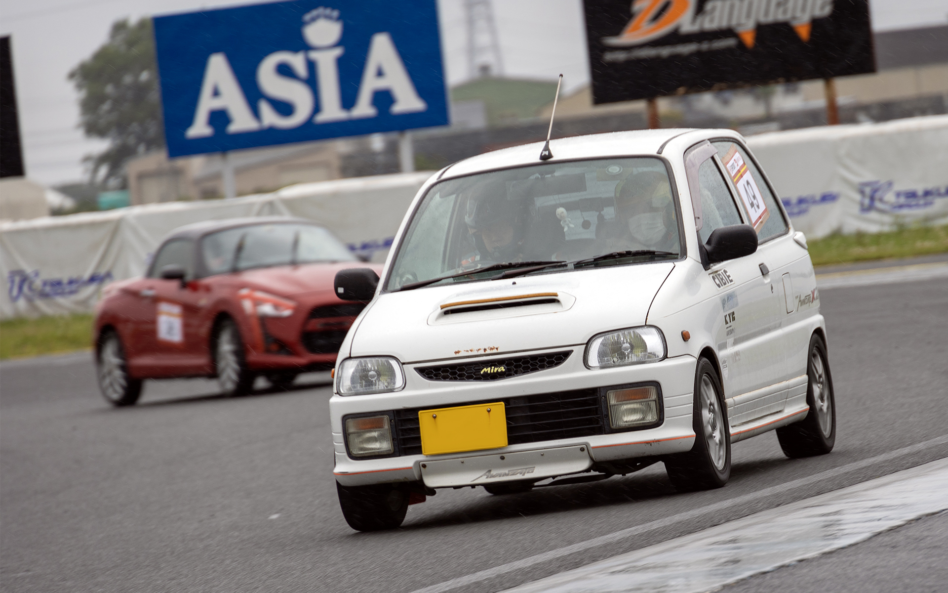 午後の走行では抽選で当たった参加者のクルマに殿村氏、相原氏が乗って走らせ方やセットアップのアドバイスを行なった