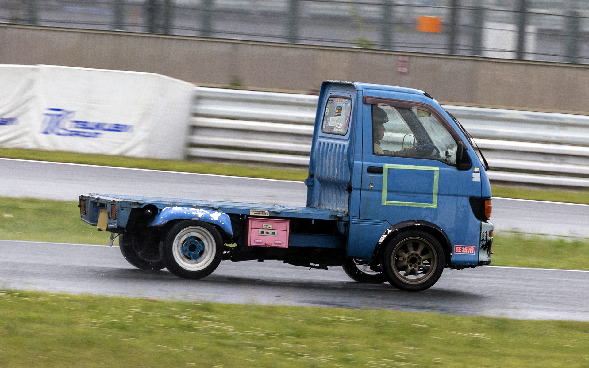 ダイチャレNAクラスのウドンさんのハイゼット。走行中に外されていたアオリはパドックに置いてあった。そして帰るときはアオリを付けていた