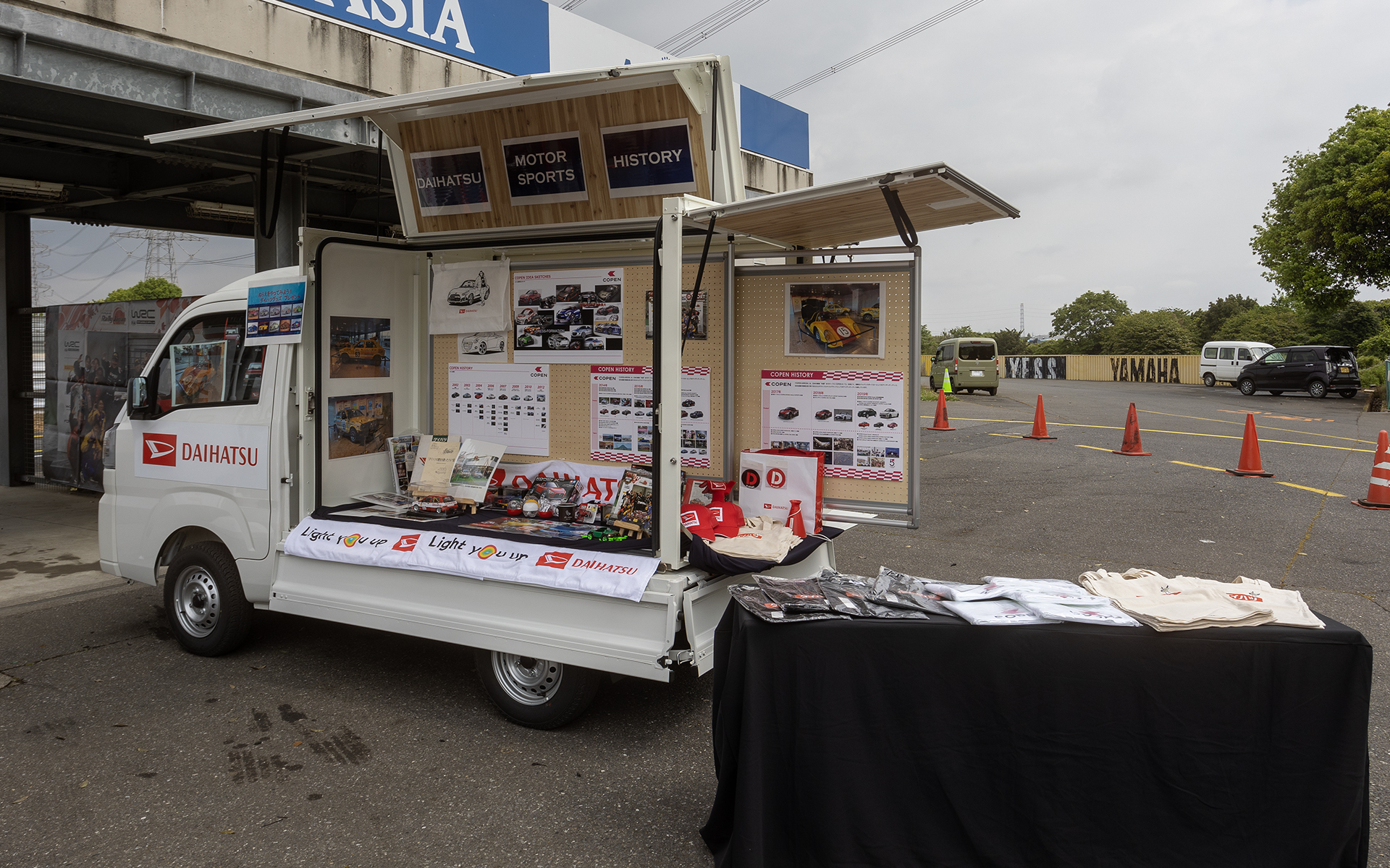 最後に出展ブースを紹介。こちらはダイハツブース。ハイゼット トラックの荷台に設置できる荷箱を活用した移動販売パッケージ「Nibako（ニバコ）」を使用