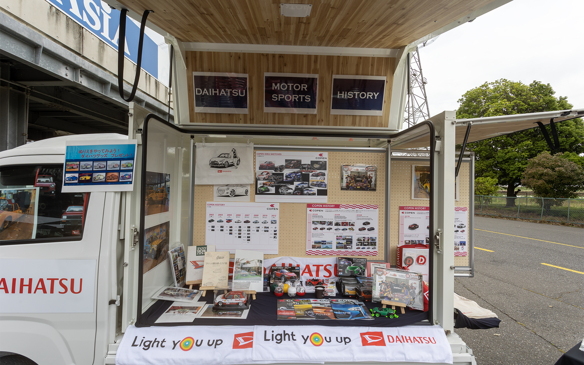 ダイハツのモータースポーツヒストリーを紹介する展示をしていた