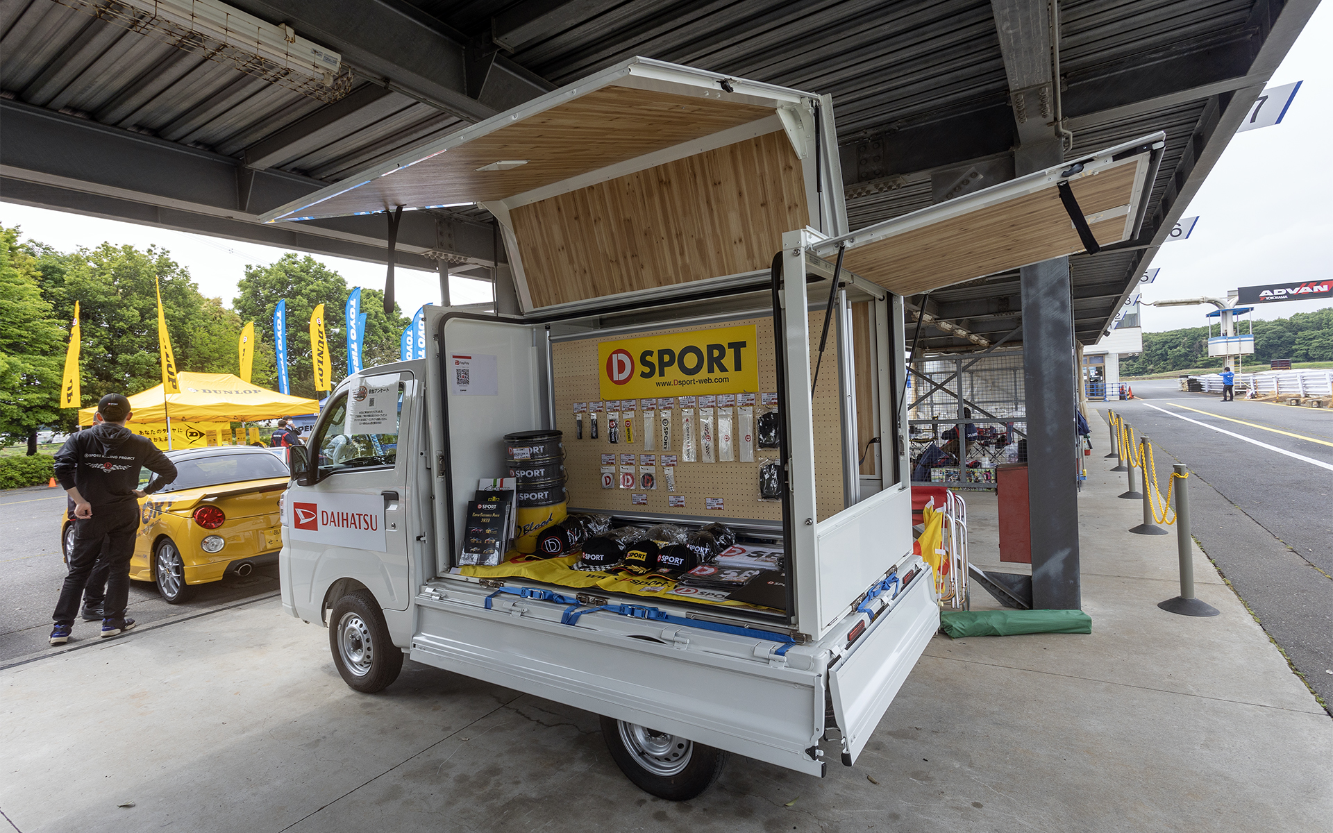 こちらはD-SPORTのNibako。D-SPORTグッズの販売を行なっていた