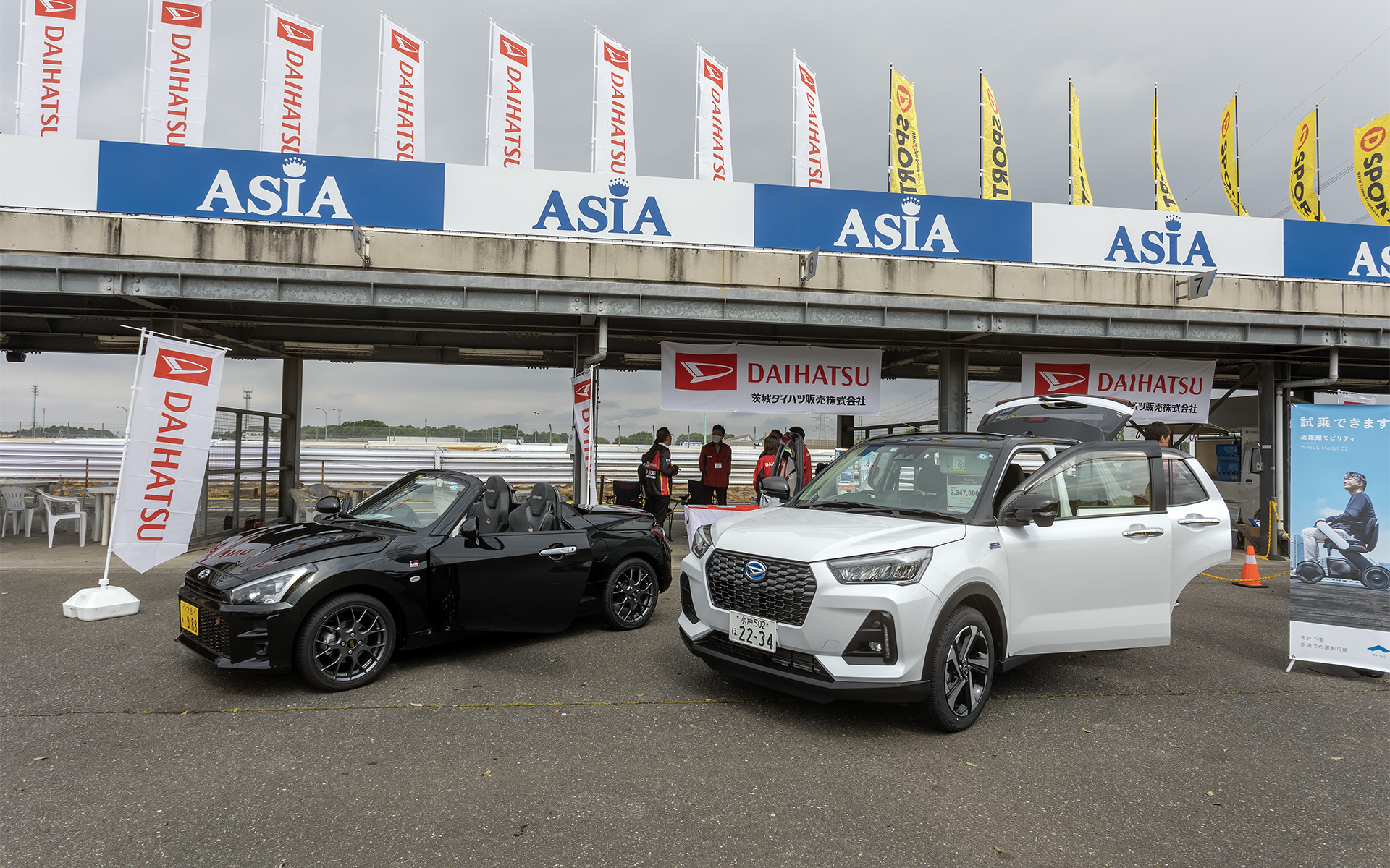 地元販社である茨城ダイハツ販売はコペン GR SPORTとロッキーを展示。また、当日に急遽トラブルが発生した参加者のクルマのフォローもしていた