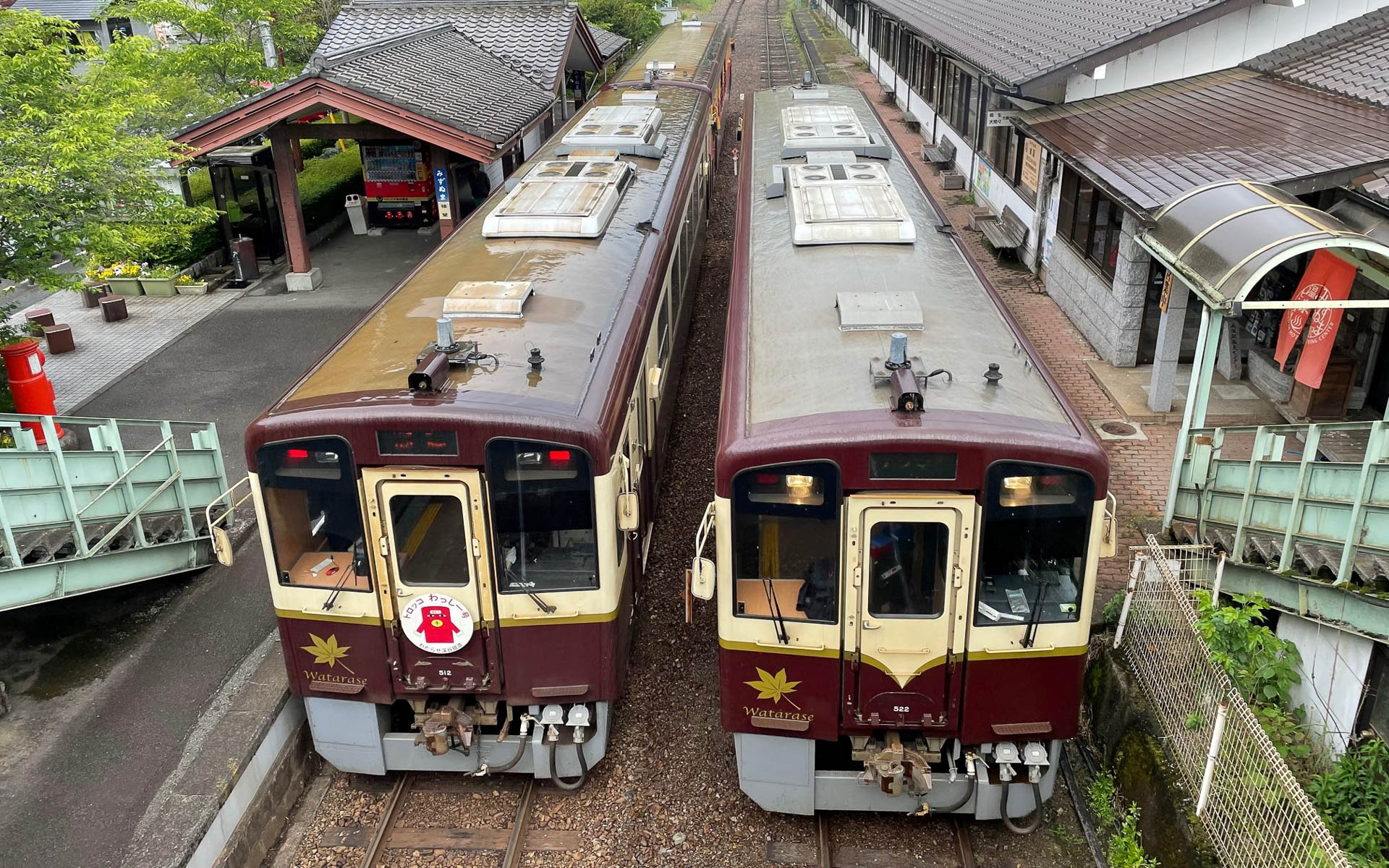 わたらせ鉄道水沼駅。左は下り線で名物のトロッコ列車が停車してます