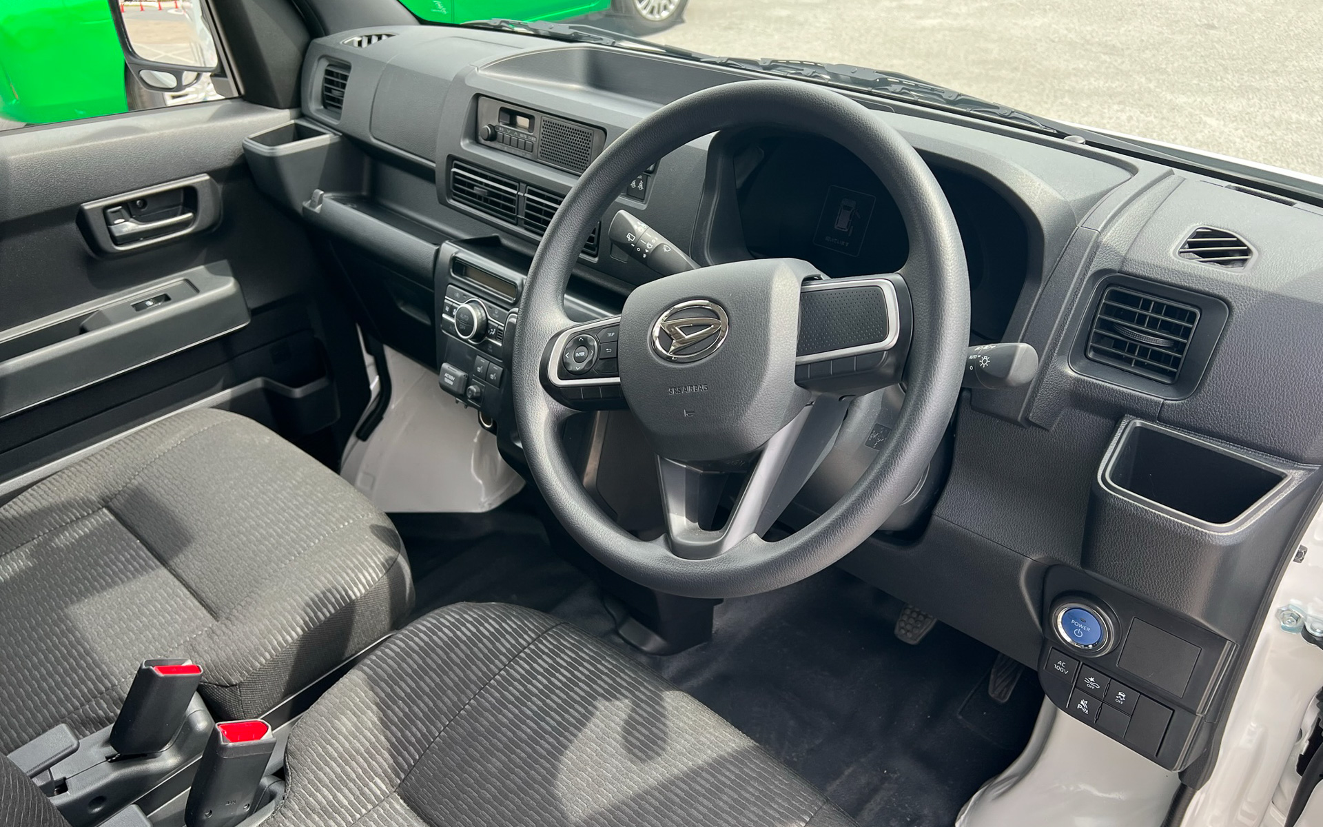 新型バッテリEV商用軽バンのコクピット。華美ではないが、とくに不満もない