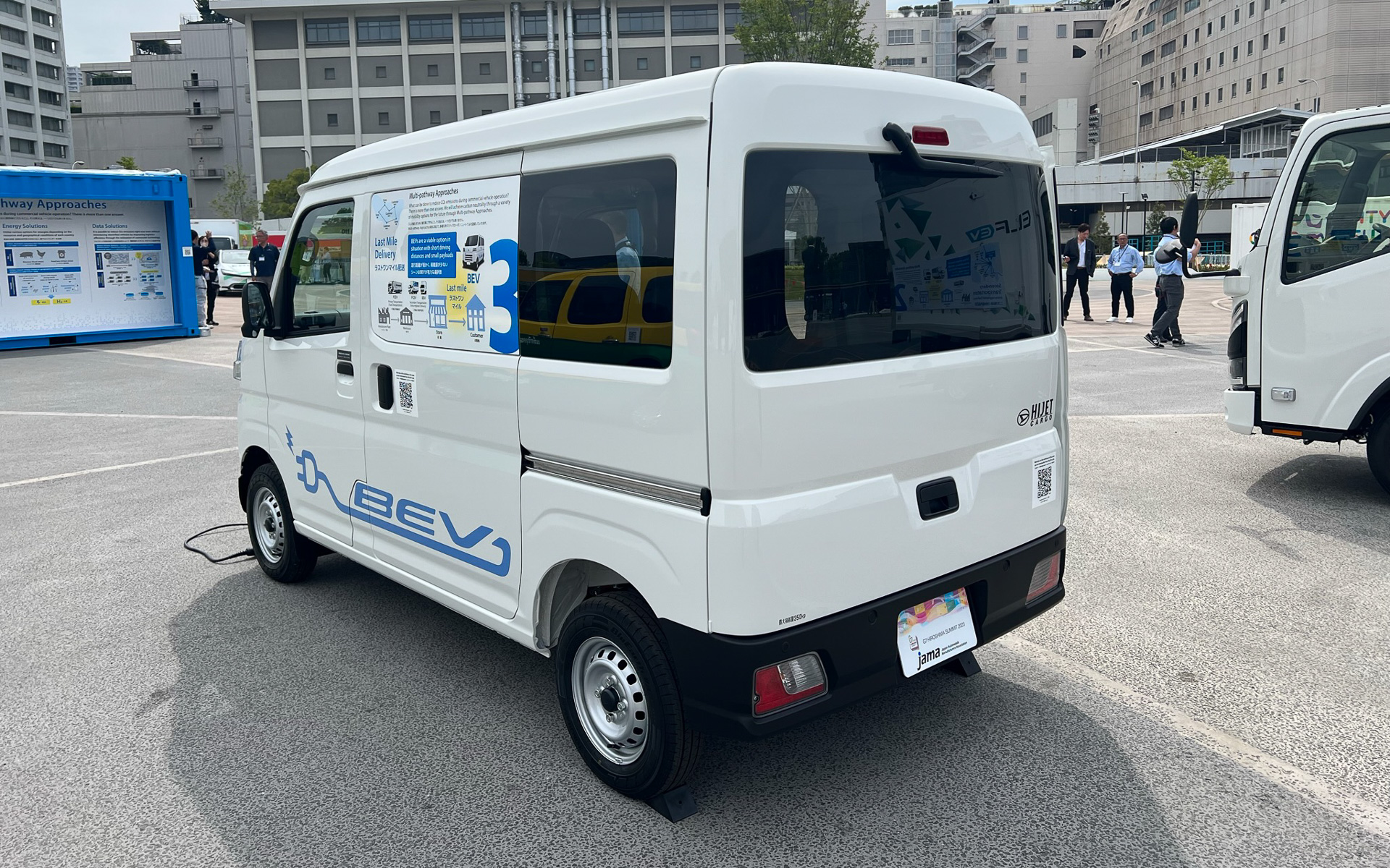 両側スライドドアを装備する