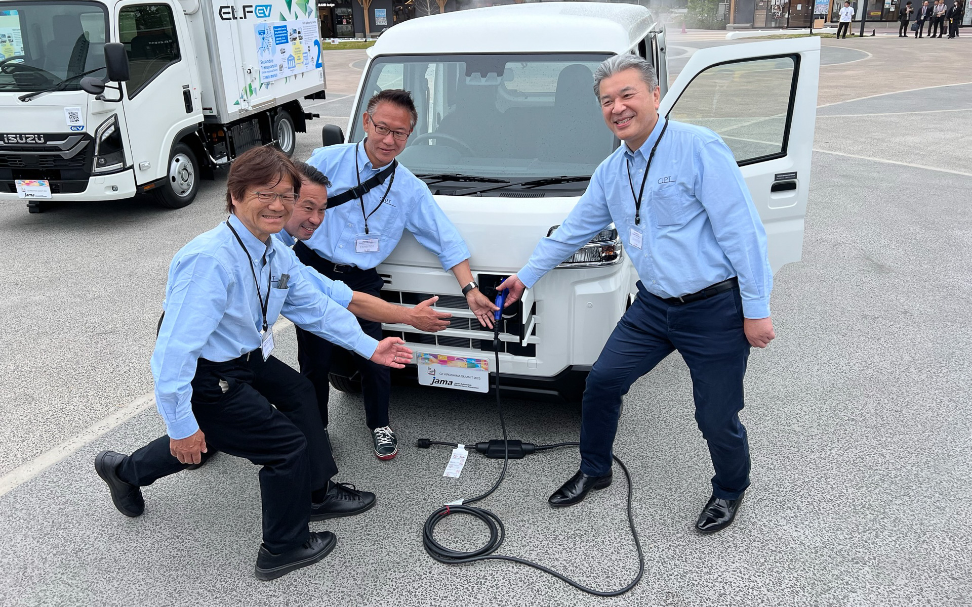 スズキ、ダイハツ、トヨタ共同開発の新型バッテリEVを紹介するCJPTスタッフ。右がCJPT 中嶋裕樹社長