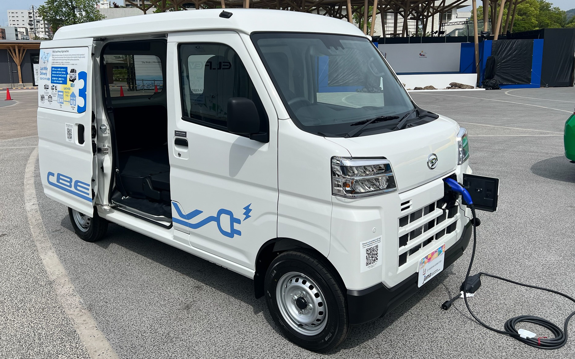 スライドドアを装備。充電は前からとなる