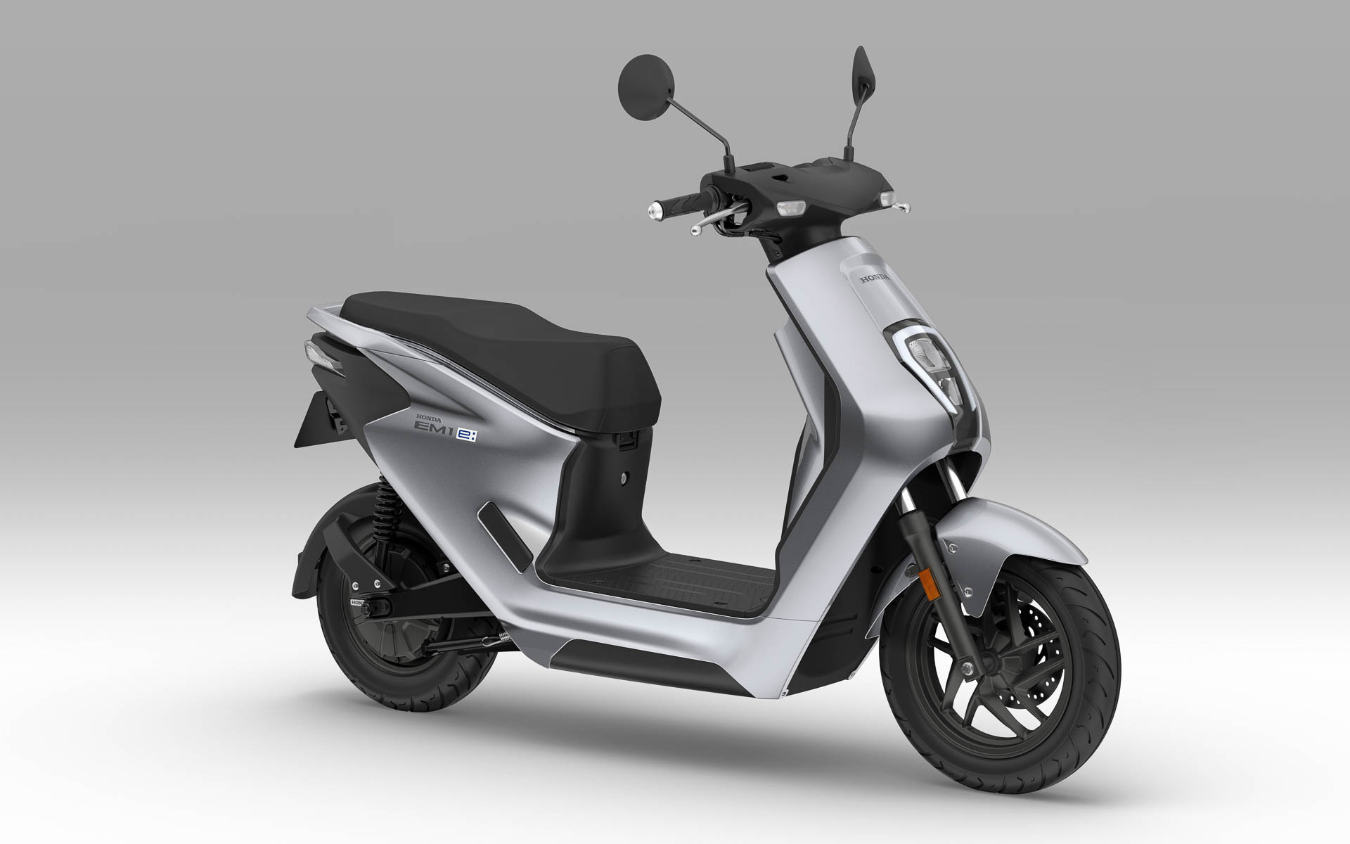 EM1 e:（デジタルシルバーメタリック）