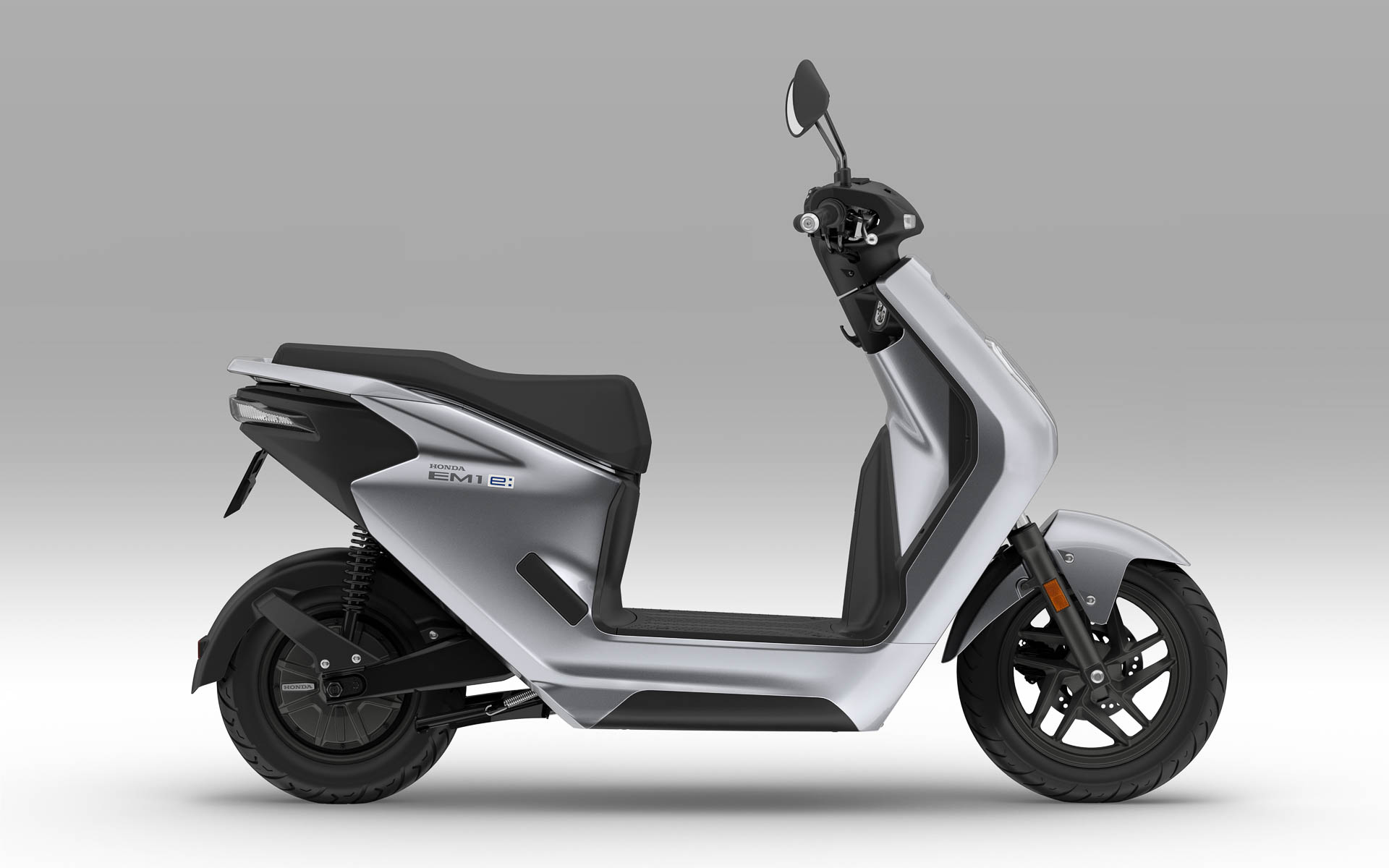 EM1 e:（デジタルシルバーメタリック）