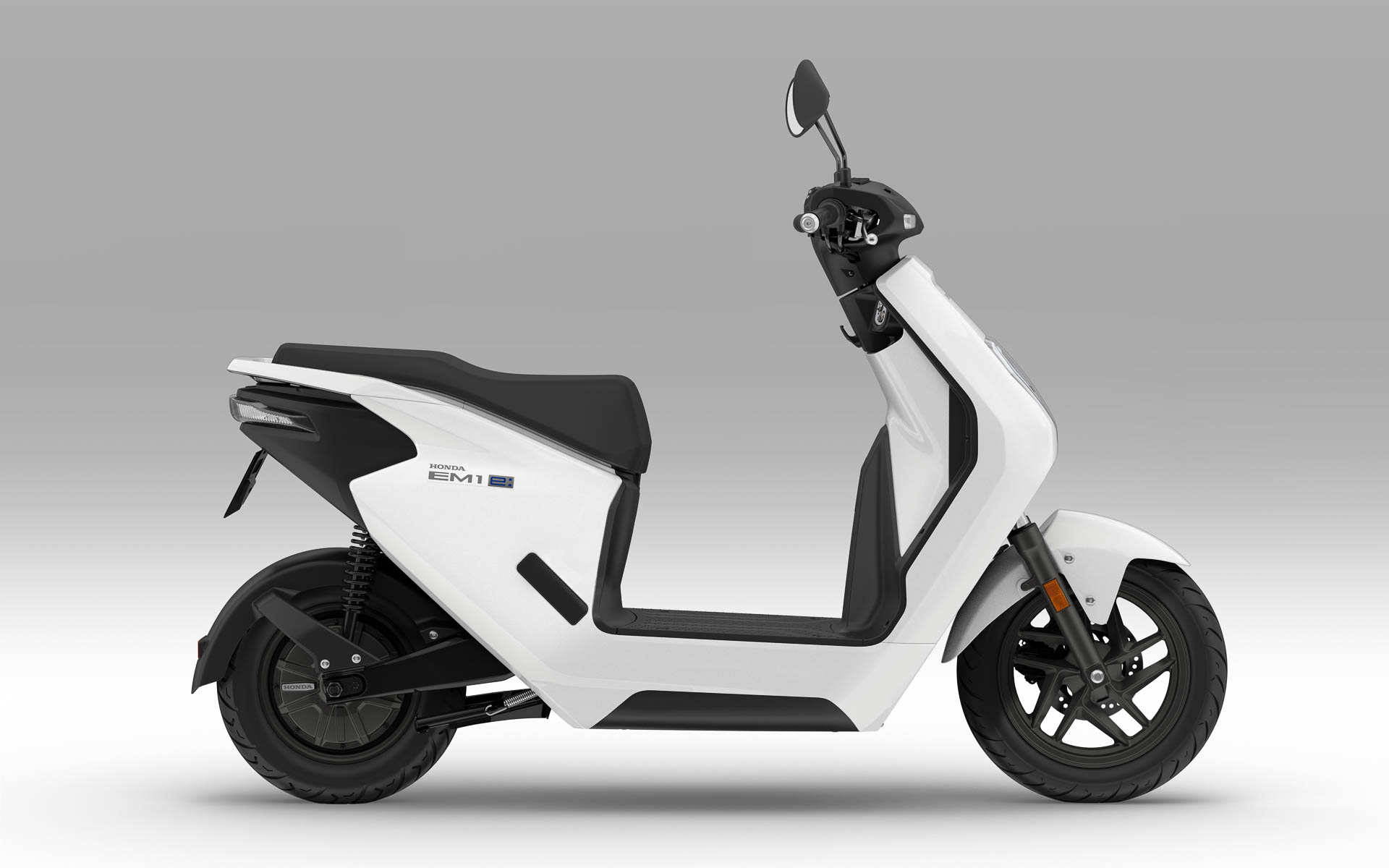 EM1 e:（パールサンビームホワイト）