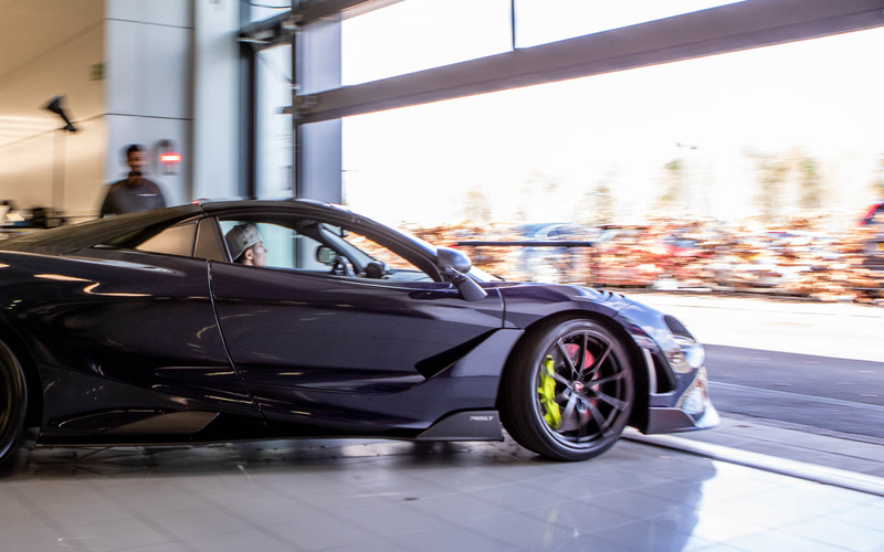 マクラーレン、「765LT Spider」をF1ドライバーのランド・ノリス