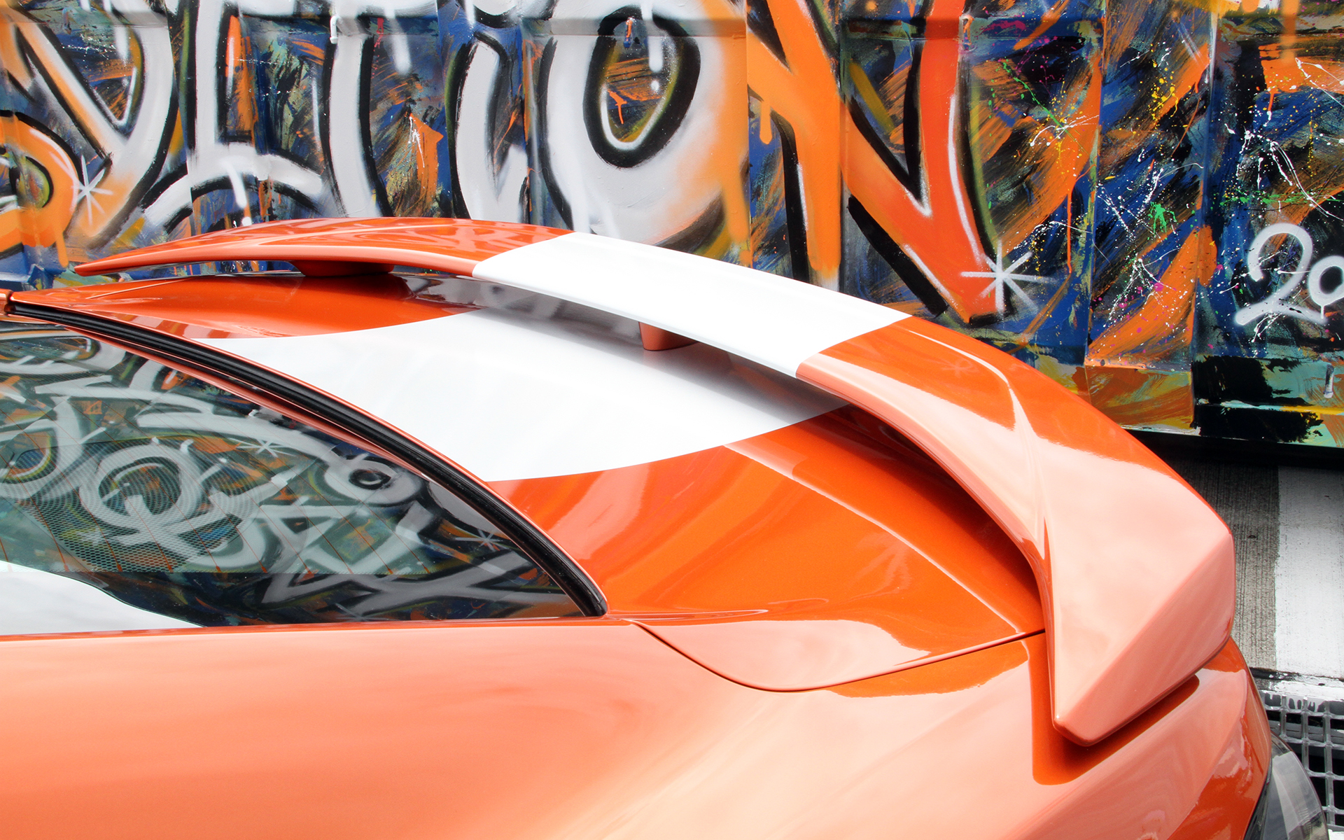 会場には5月8日に発売した「シボレー・カマロ」の特別仕様車「VIVID ORANGE EDITION（ビビッド・オレンジ・エディション）」も展示。「カマロ SS」をベースとした国内限定20台のスペシャルモデルで、価格は893万円。インテリアのフロントシートにはレカロのパフォーマンスバケットシートを採用する