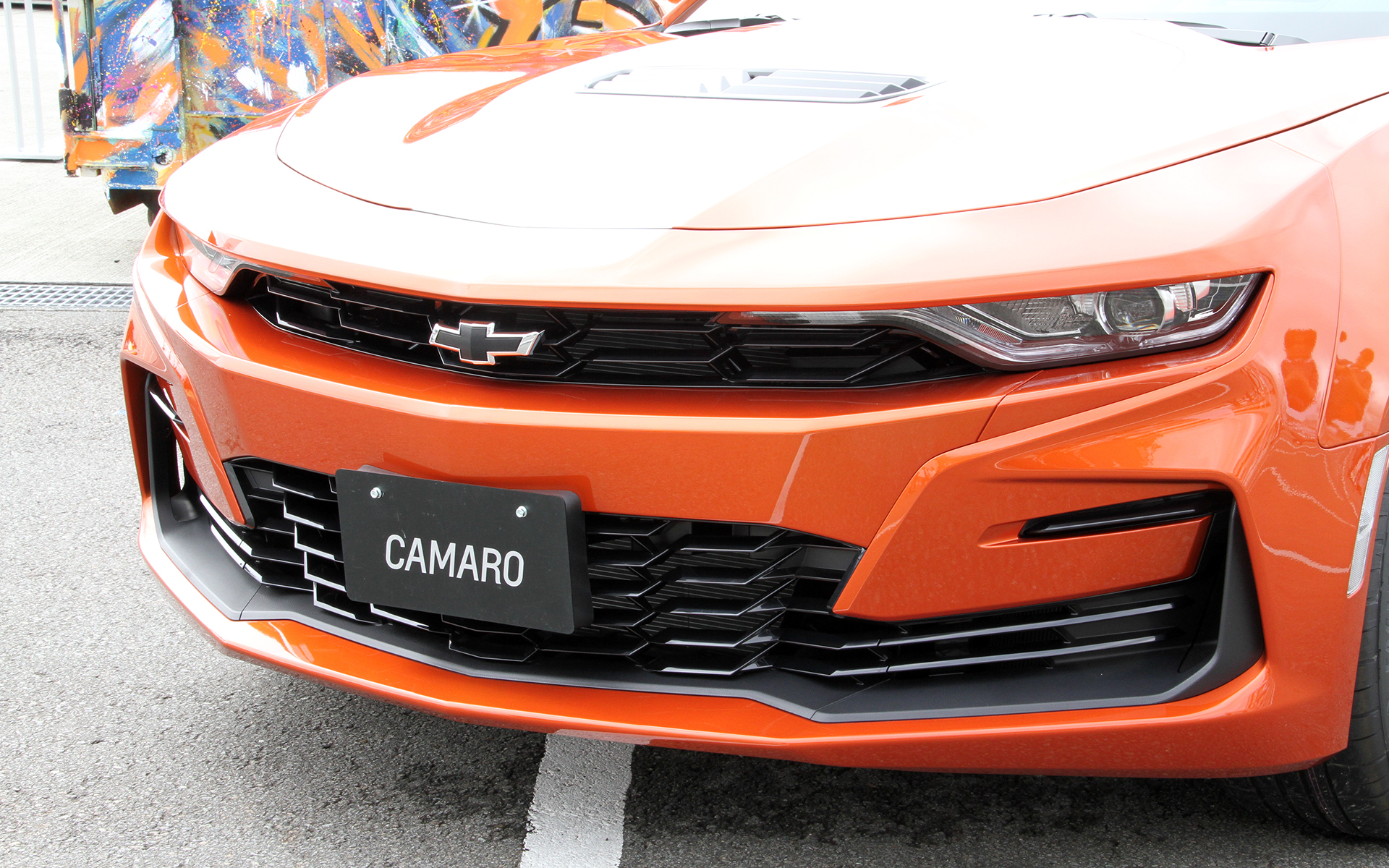 会場には5月8日に発売した「シボレー・カマロ」の特別仕様車「VIVID ORANGE EDITION（ビビッド・オレンジ・エディション）」も展示。「カマロ SS」をベースとした国内限定20台のスペシャルモデルで、価格は893万円。インテリアのフロントシートにはレカロのパフォーマンスバケットシートを採用する
