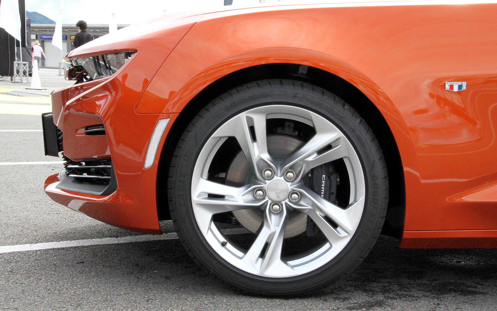 会場には5月8日に発売した「シボレー・カマロ」の特別仕様車「VIVID ORANGE EDITION（ビビッド・オレンジ・エディション）」も展示。「カマロ SS」をベースとした国内限定20台のスペシャルモデルで、価格は893万円。インテリアのフロントシートにはレカロのパフォーマンスバケットシートを採用する