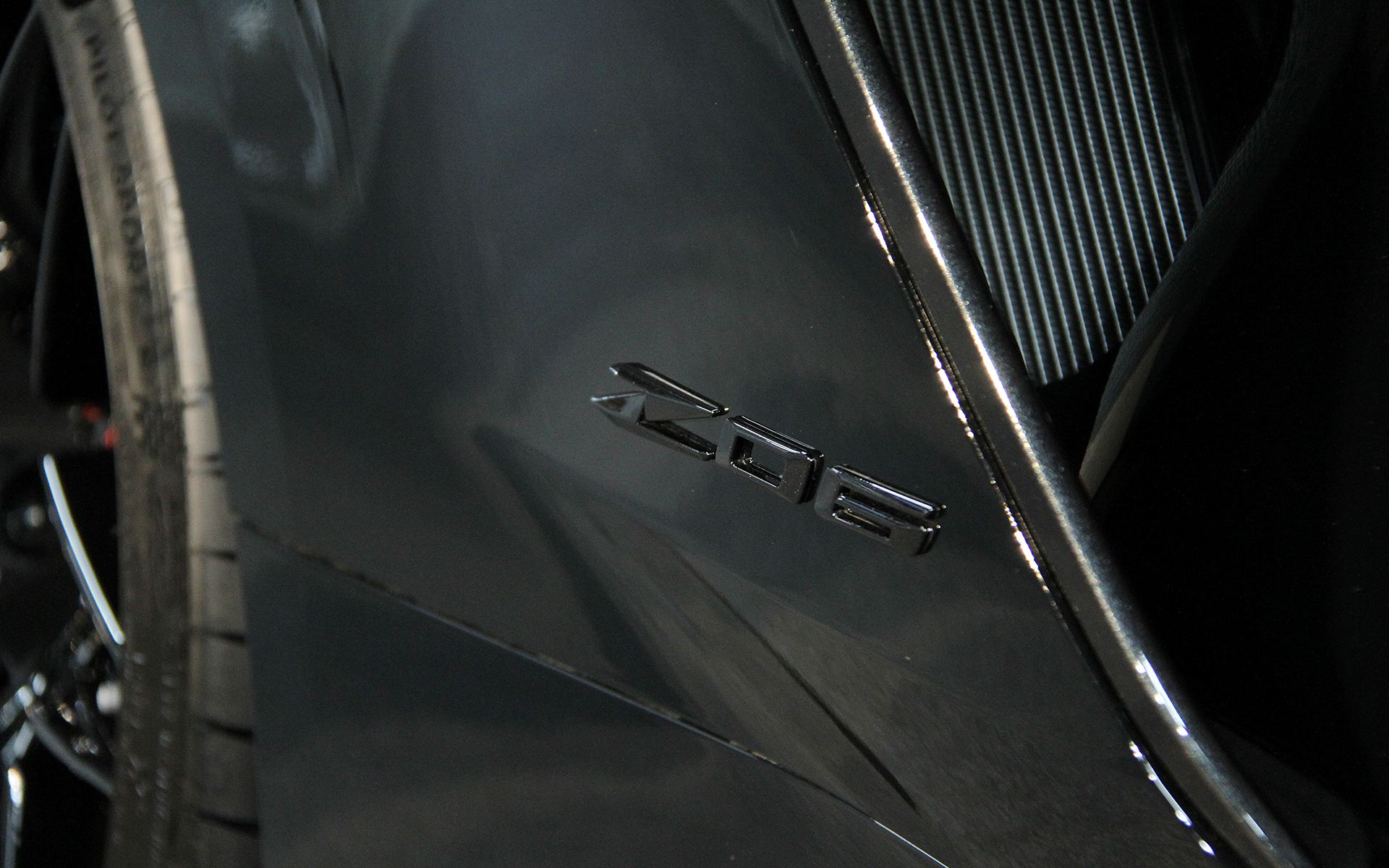 新型コルベット Z06のボディサイズは4685×2025×1225mm（全長×全幅×全高）、ホイールベースは2725mm。車両重量は「コルベット クーペ 3LT」比で50kg重くなる1720kg。タイヤはミシュラン「パイロット スポーツ 4S」で、サイズはフロントが275/30ZR20、リアが345/25ZR21