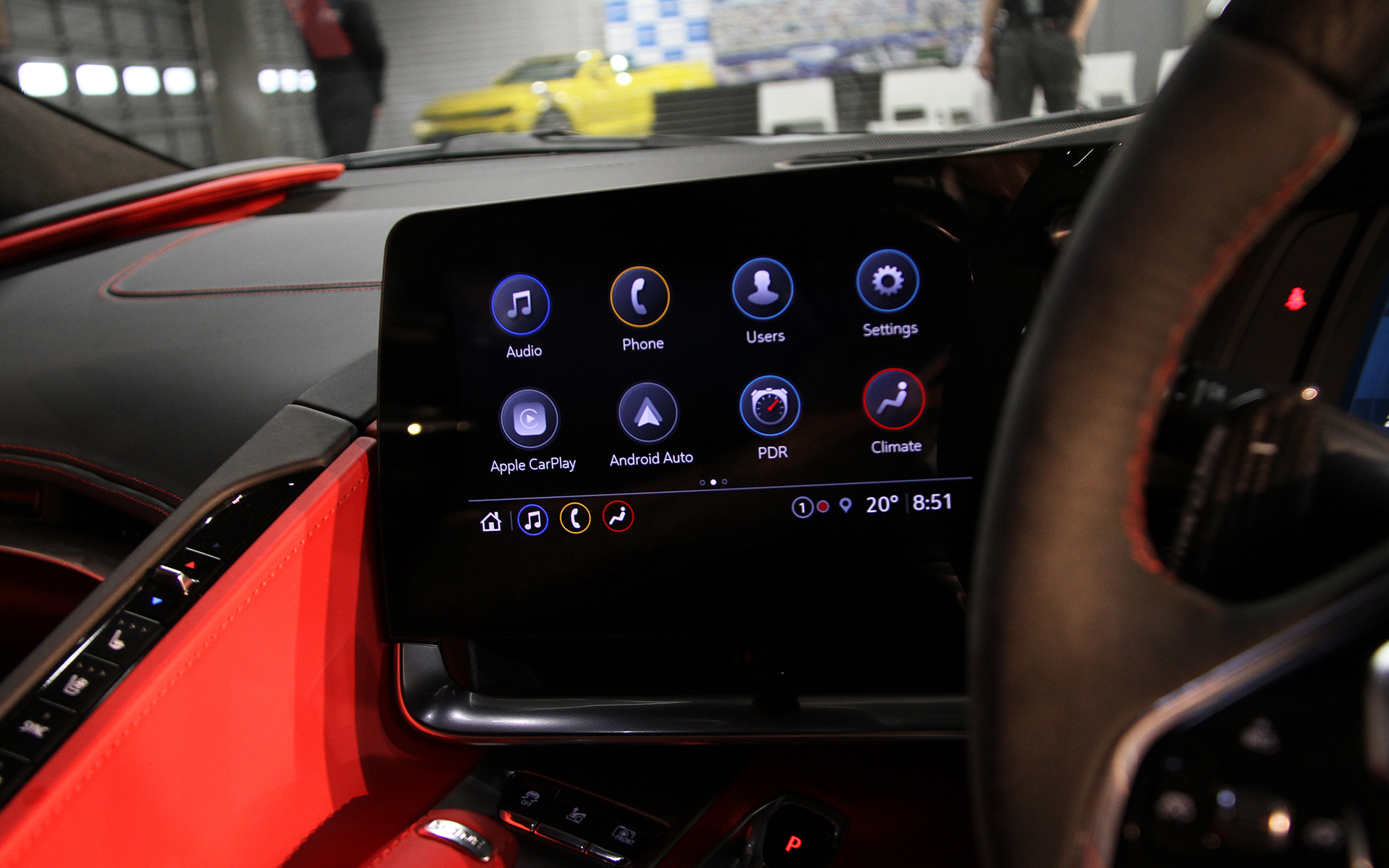 インテリアカラーはアドレナリンレッド。カーボンファイバーを用いたステアリング、トーチレッドのシートベルト、コンペティションスポーツバケットシート、Apple CarPlayおよびAndroid Autoが利用できるナビゲーションも付く