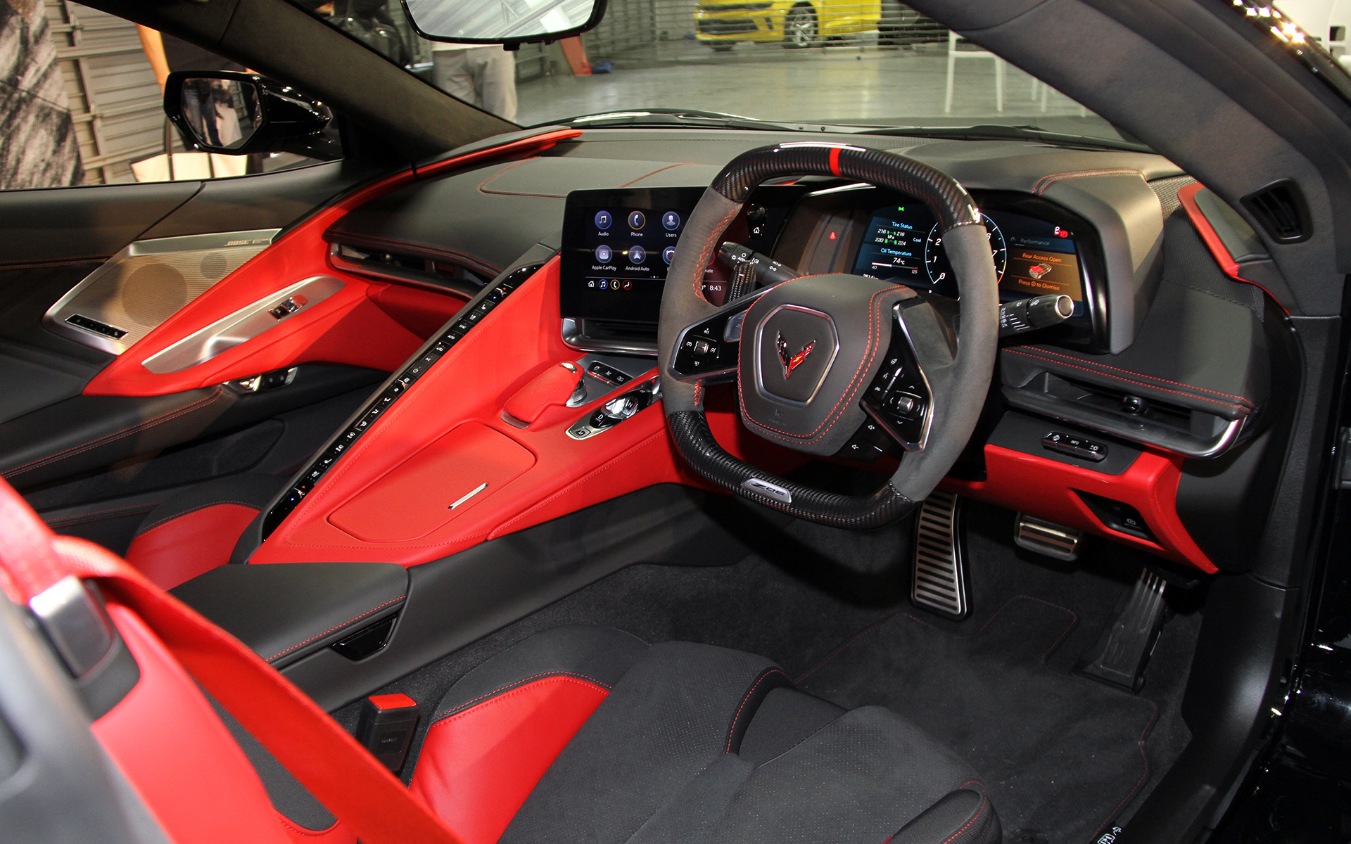 インテリアカラーはアドレナリンレッド。カーボンファイバーを用いたステアリング、トーチレッドのシートベルト、コンペティションスポーツバケットシート、Apple CarPlayおよびAndroid Autoが利用できるナビゲーションも付く