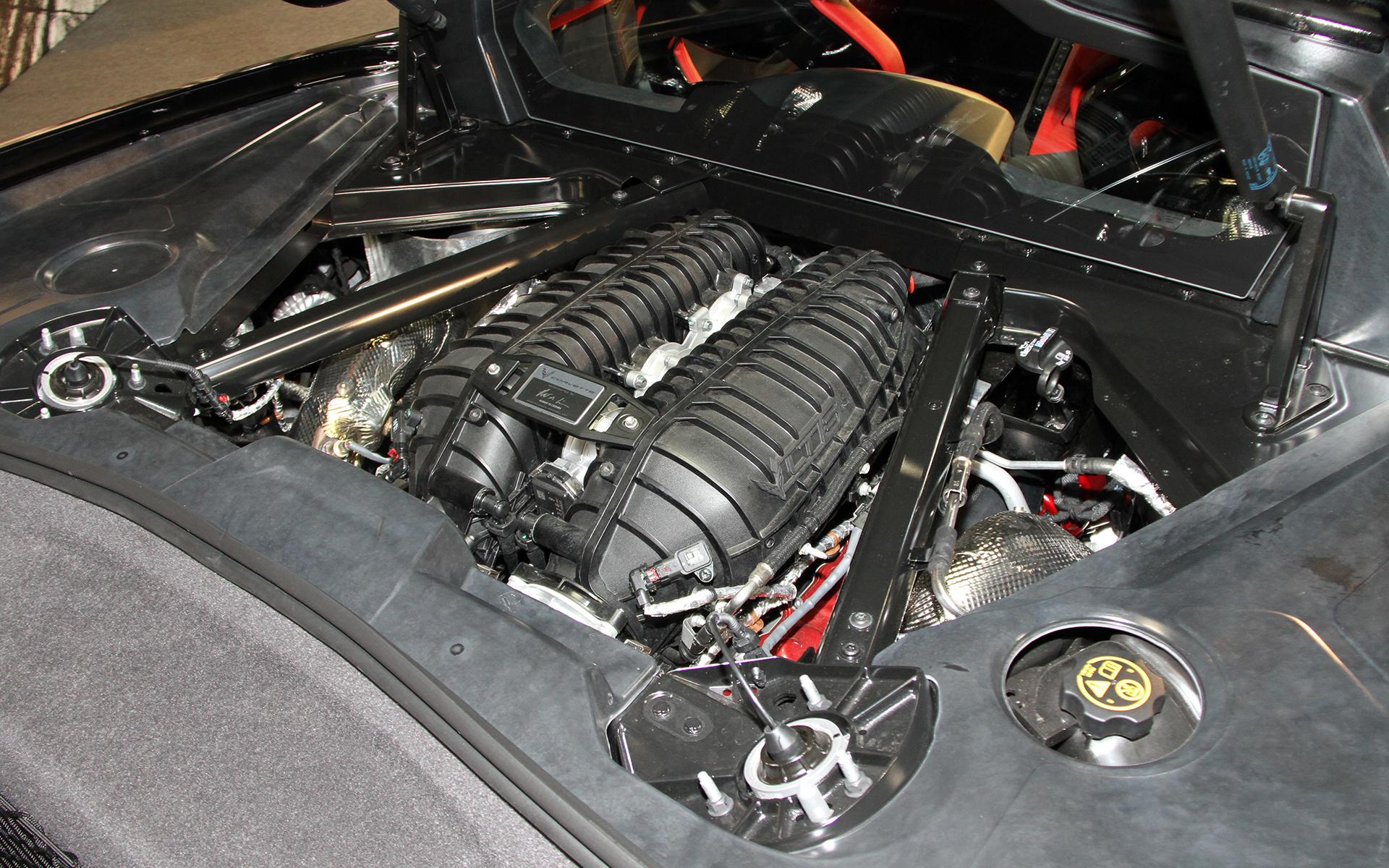 新開発のV型8気筒DOHC 5.5リッター「LT6」エンジンは最高出力475kW（646PS）/8550rpm、最大トルク623Nm（63.6kgfm）/6300rpmを発生