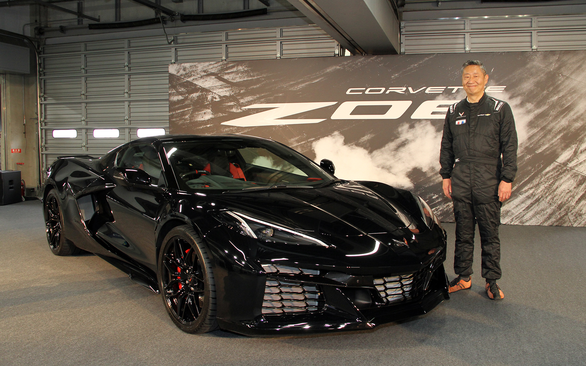 新型「シボレー コルベット Z06」とゼネラルモーターズ・ジャパン株式会社 代表取締役社長の若松格氏