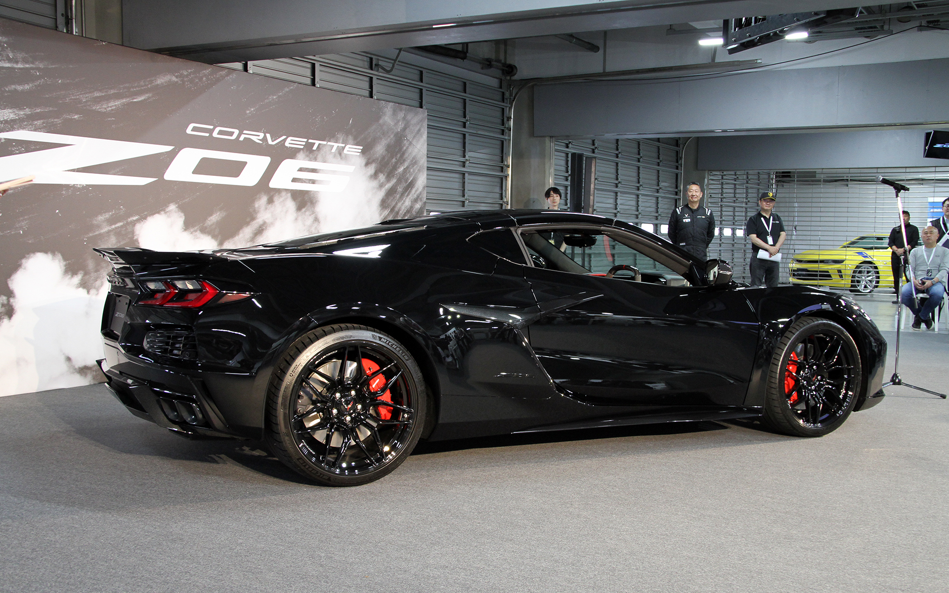 新型コルベット Z06のボディサイズは4685×2025×1225mm（全長×全幅×全高）、ホイールベースは2725mm。車両重量は「コルベット クーペ 3LT」比で50kg重くなる1720kg。タイヤはミシュラン「パイロット スポーツ 4S」で、サイズはフロントが275/30ZR20、リアが345/25ZR21