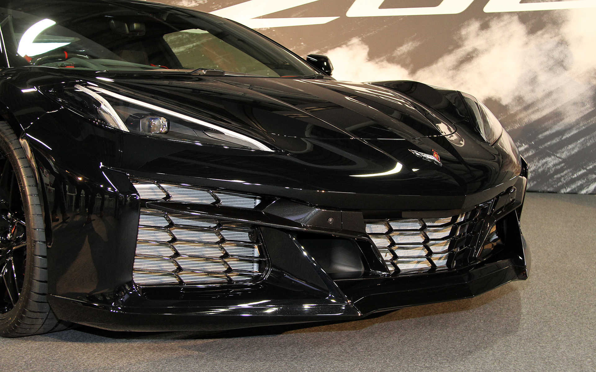 新型コルベット Z06のボディサイズは4685×2025×1225mm（全長×全幅×全高）、ホイールベースは2725mm。車両重量は「コルベット クーペ 3LT」比で50kg重くなる1720kg。タイヤはミシュラン「パイロット スポーツ 4S」で、サイズはフロントが275/30ZR20、リアが345/25ZR21