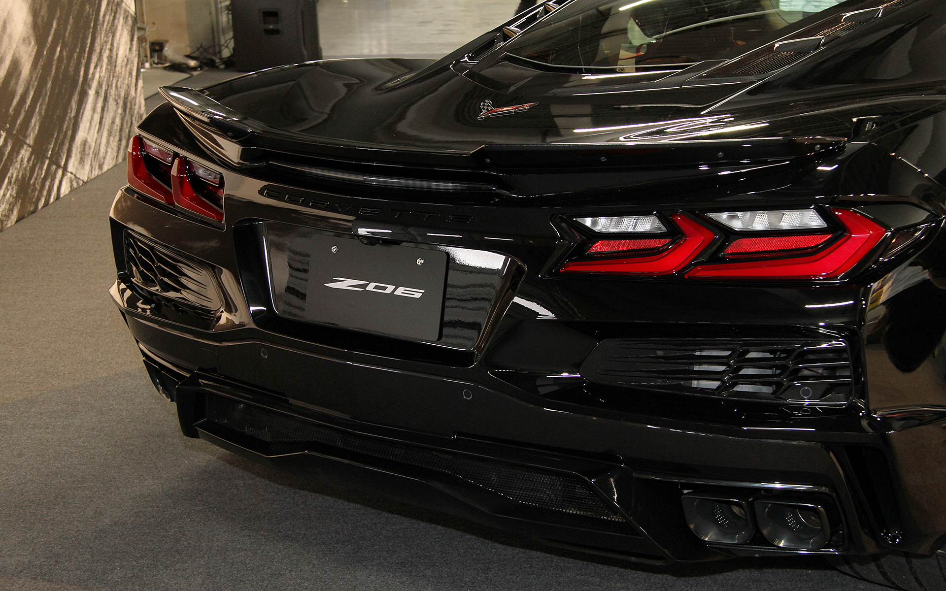 新型コルベット Z06のボディサイズは4685×2025×1225mm（全長×全幅×全高）、ホイールベースは2725mm。車両重量は「コルベット クーペ 3LT」比で50kg重くなる1720kg。タイヤはミシュラン「パイロット スポーツ 4S」で、サイズはフロントが275/30ZR20、リアが345/25ZR21