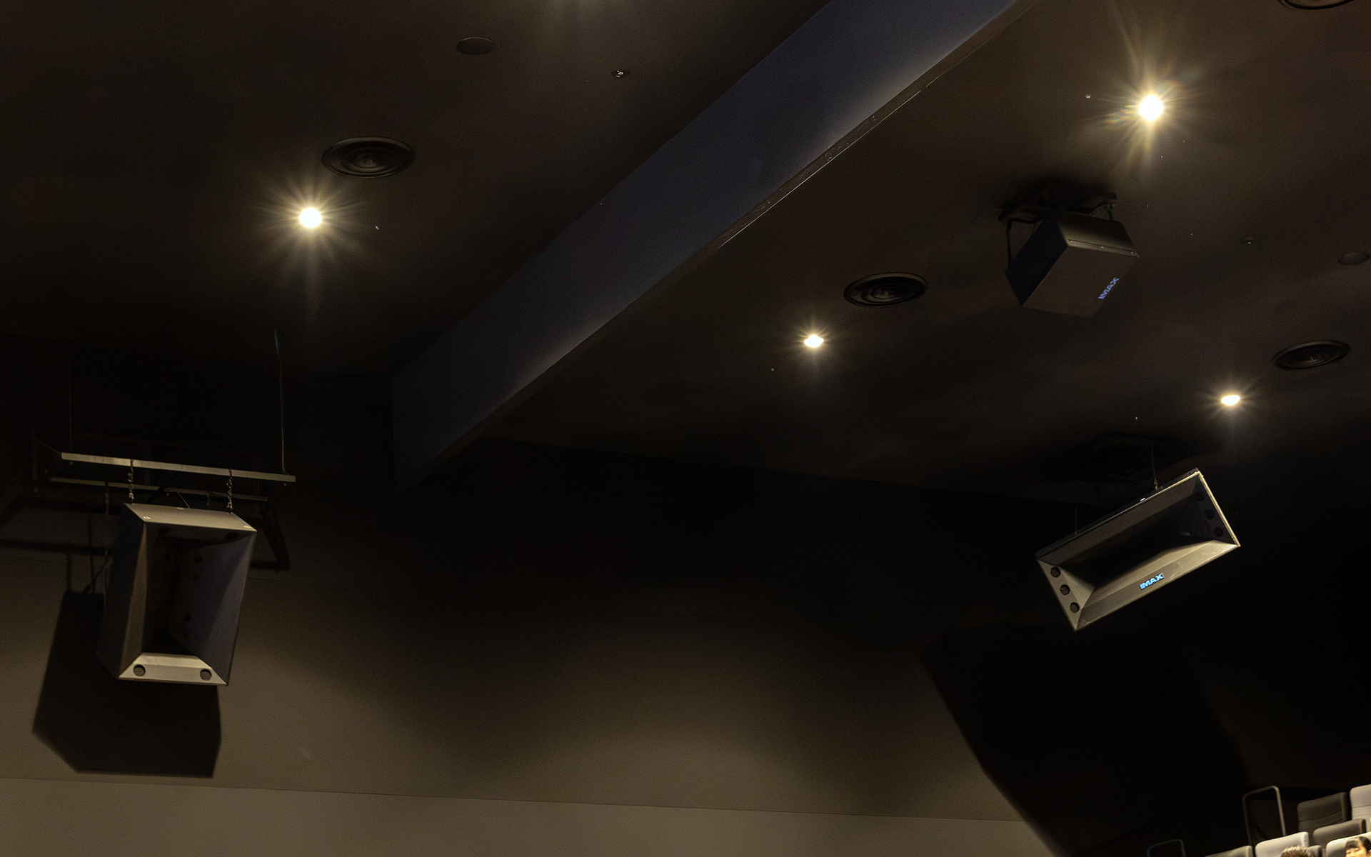 IMAXレーザーの特徴の1つである12chサラウンドシステムを実現するため、天井や壁にはIMAXのロゴが入ったスピーカーを多数設置