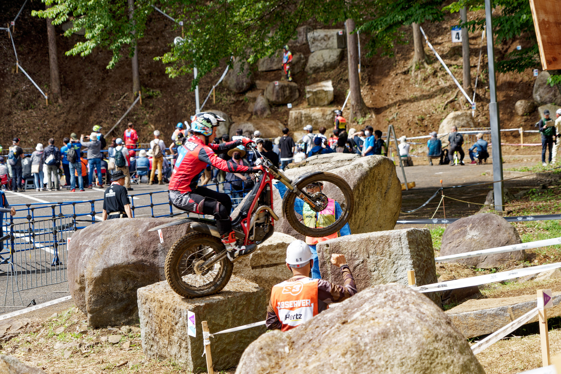 山の斜面のほか、人工的に配置された岩や木などでセクションが作られている