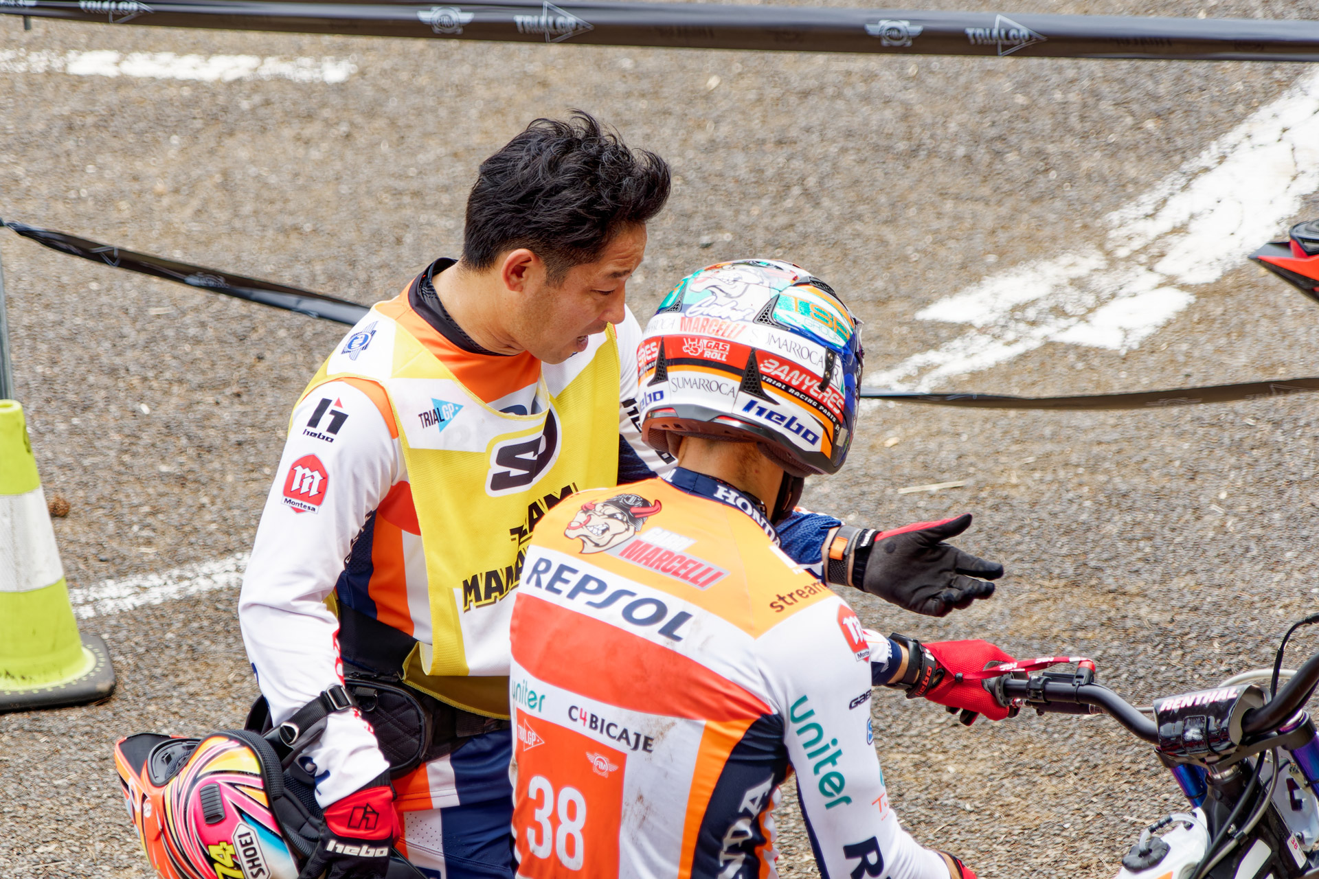 マルセリ選手にアドバイスする藤波貴久監督