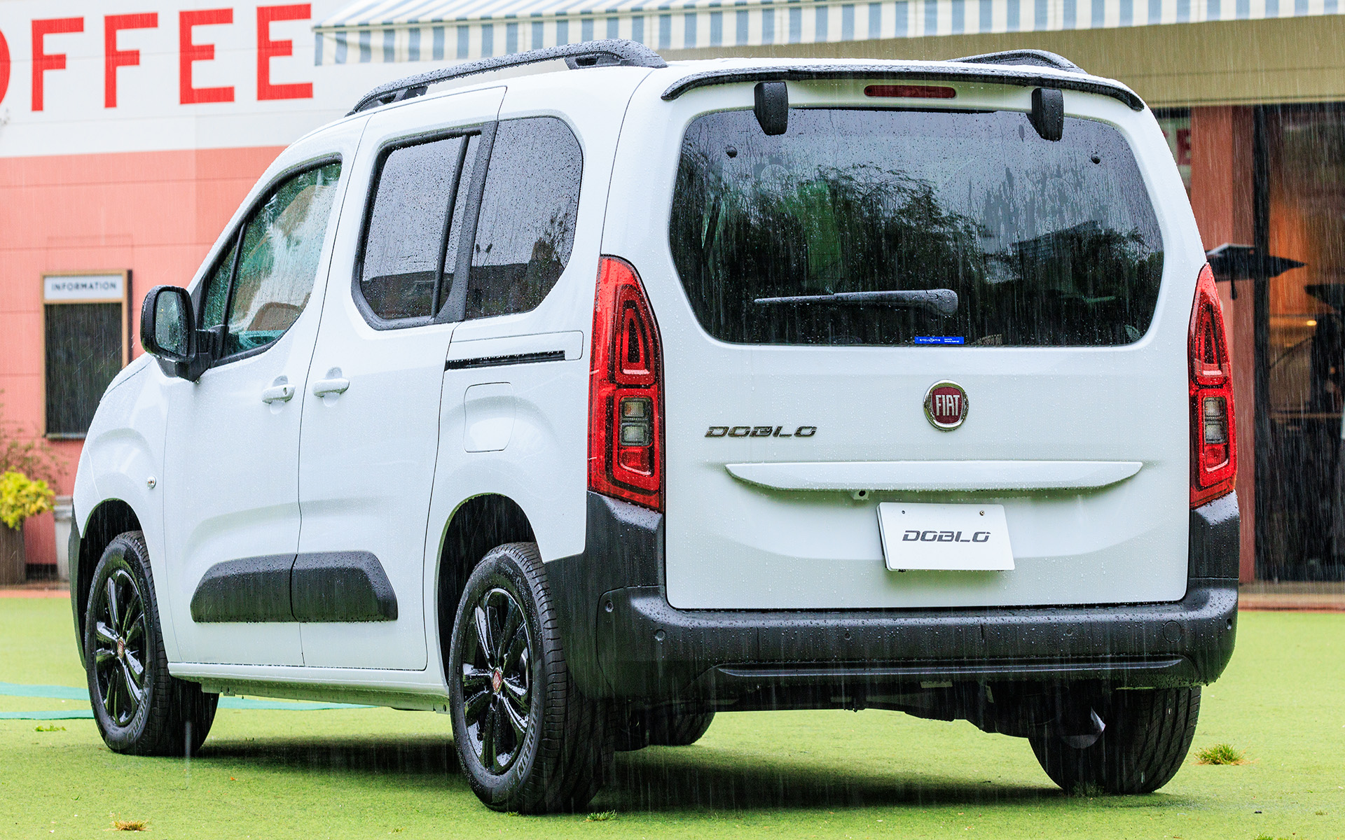 写真の新型ドブロ（5人乗り）のボディサイズは4405×1850×1800mm（全長×全幅×全高）、ホイールベースは2785mm。7人乗りのドブロ マキシは4770×1850×1870mm（全長×全幅×全高）、ホイールベースは2975mmとなる