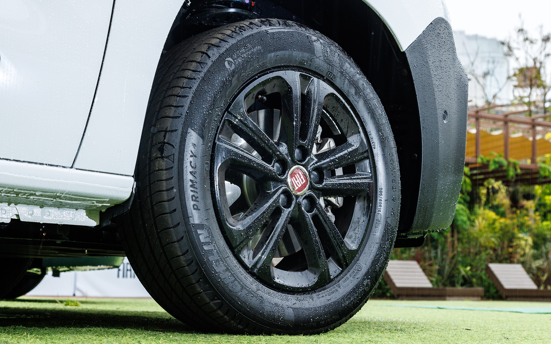 ドブロもドブロ マキシも16インチアルミホイールを標準装備とし、205/60R16サイズのミシュラン「プライマシー 4」を装着する