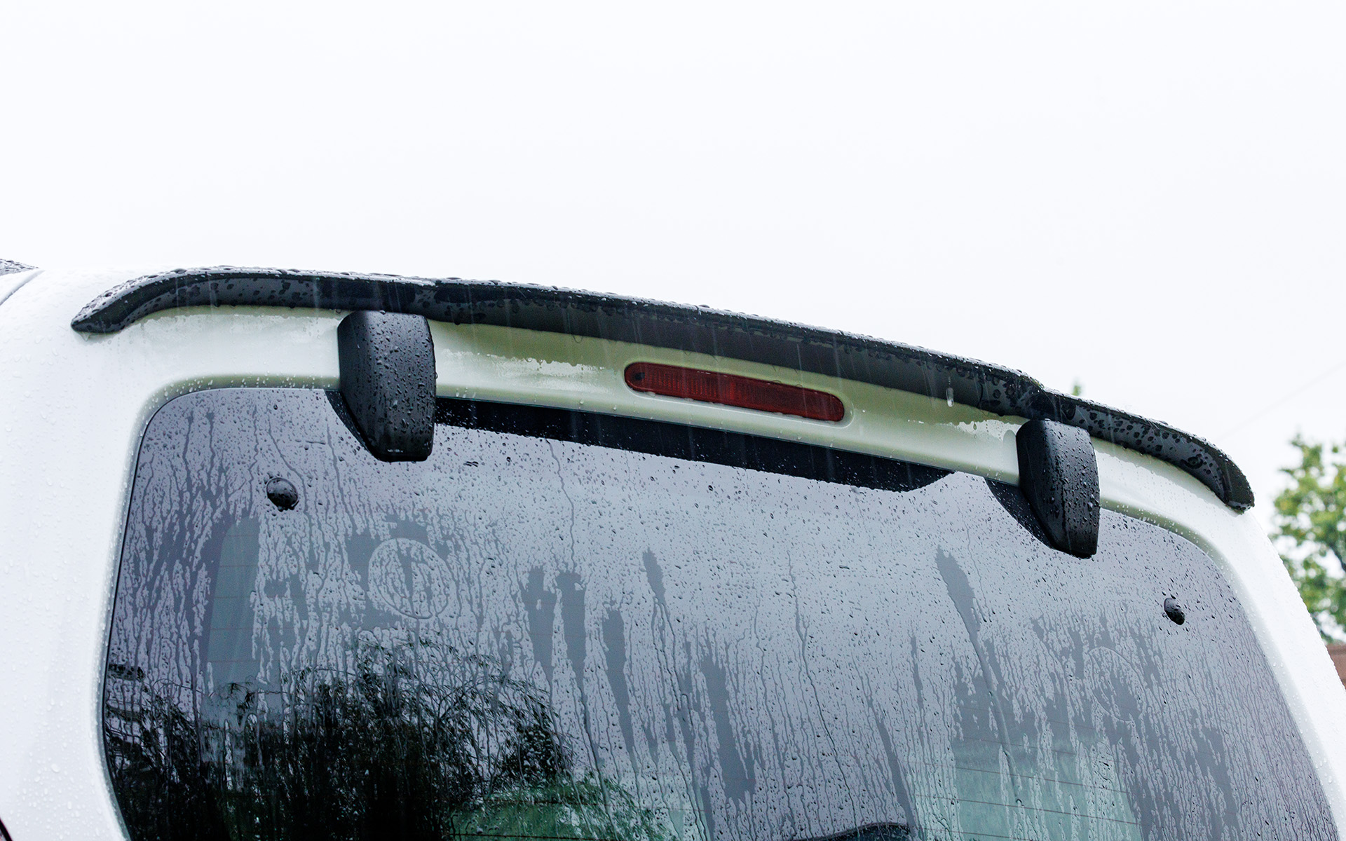 ブラックのリアスポイラーを標準装備